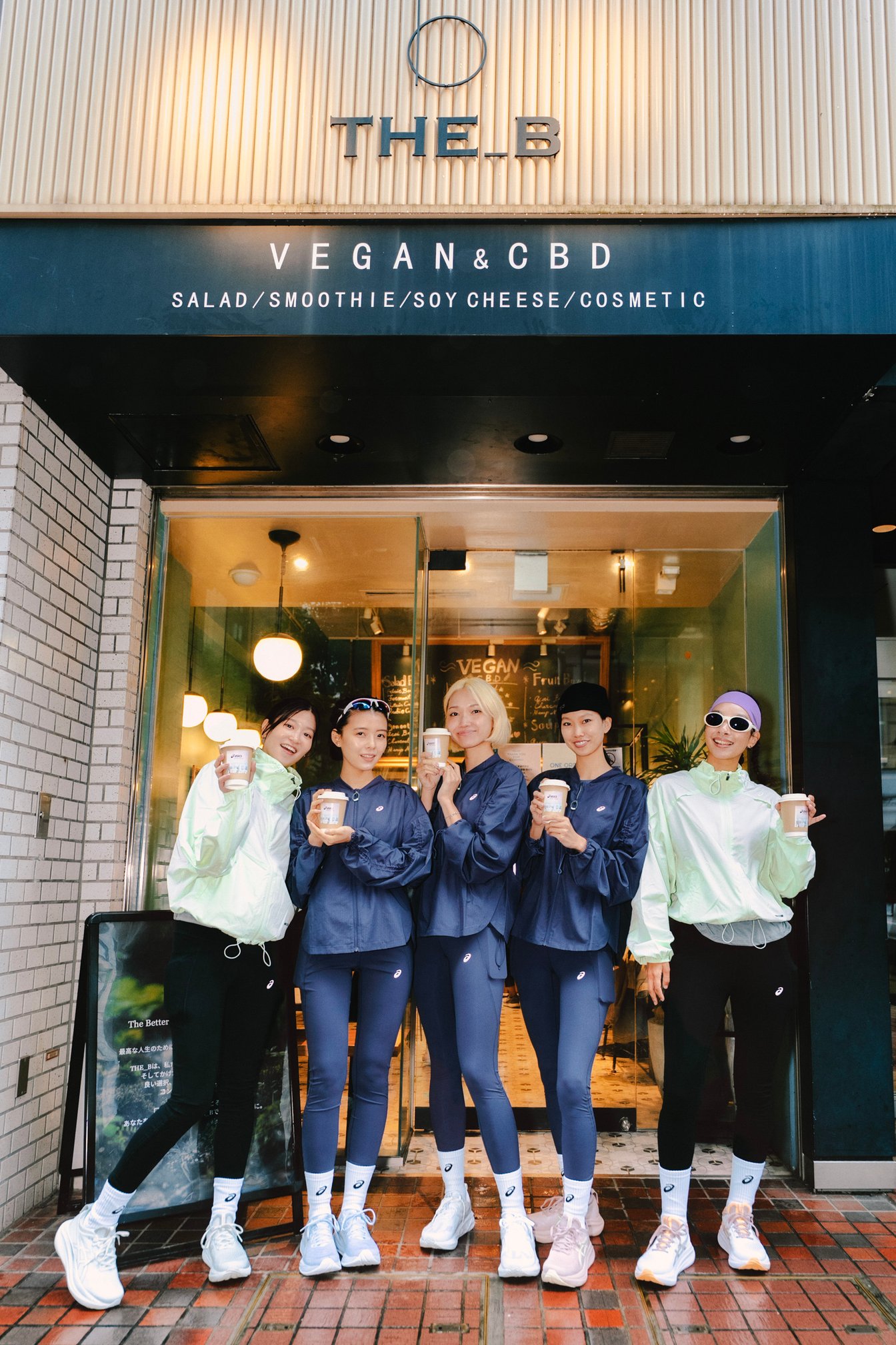 シューズを履いた足元