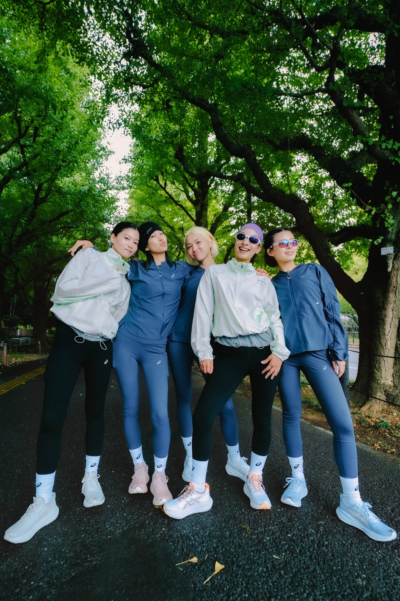 ランニングウェアを着たモデルの長谷川海乃、Yume、山田麻生、蒼葉える、Mikuの5人。