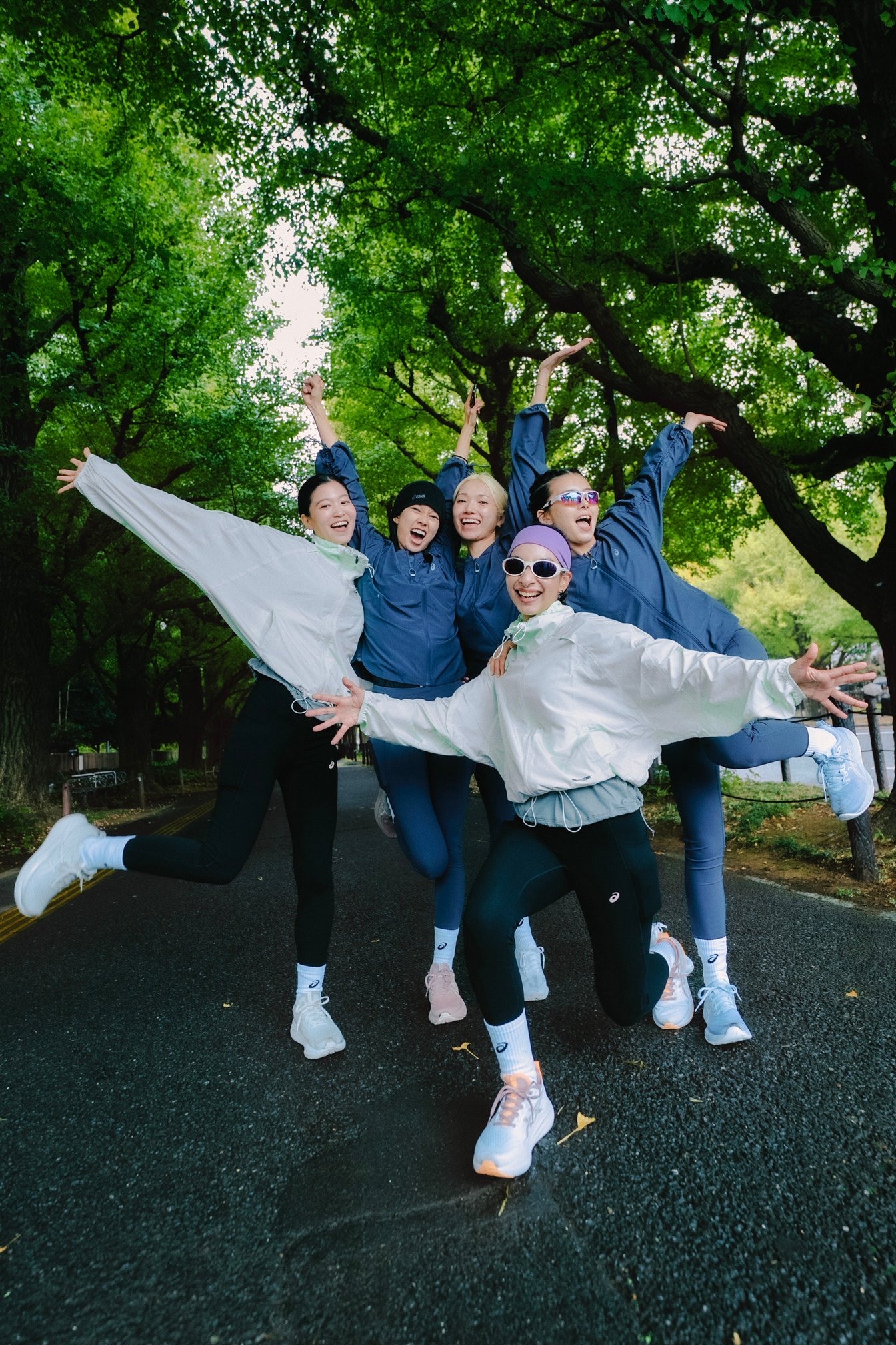 銀杏並木をバックにした集合写真