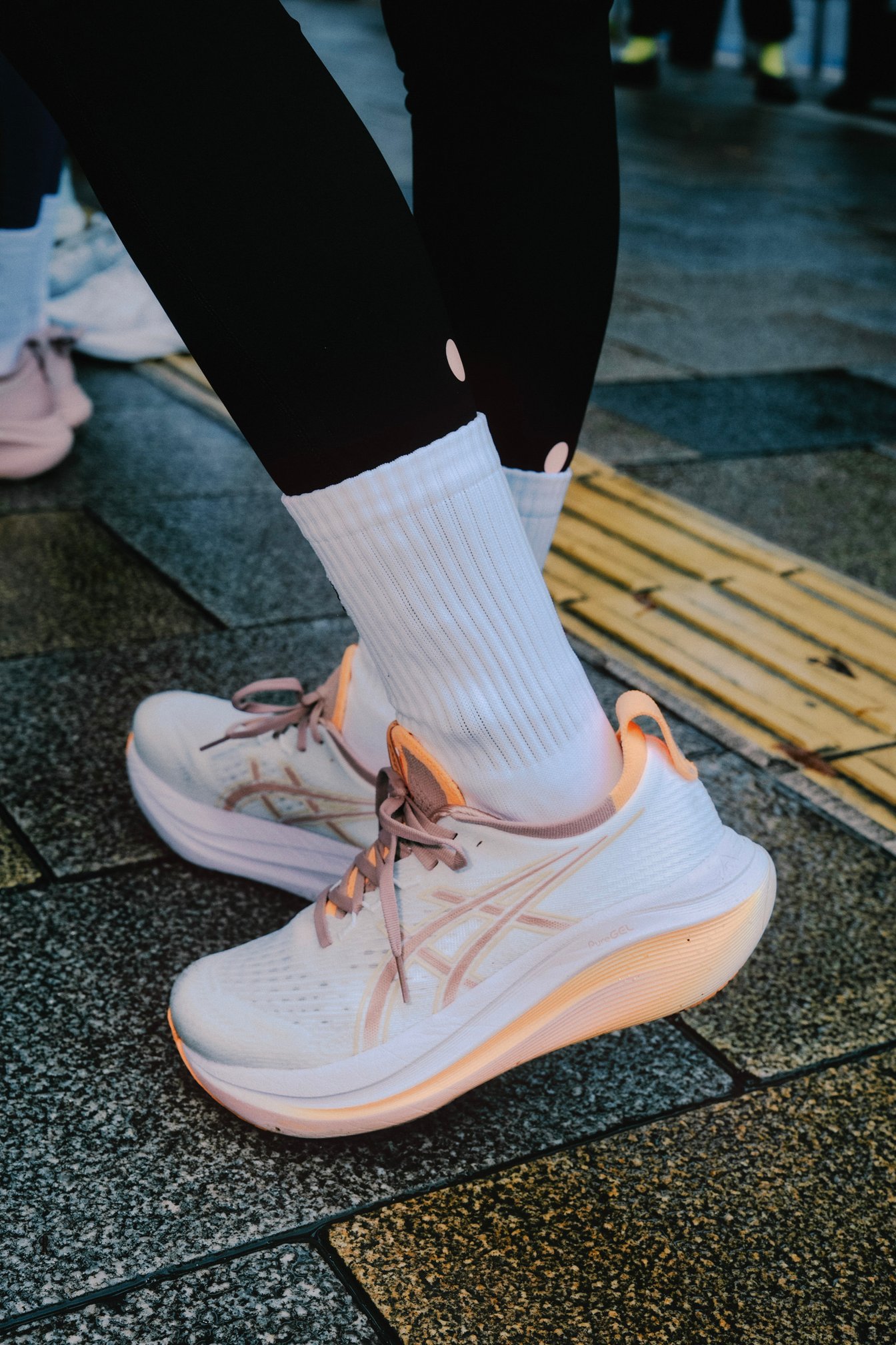 シューズを履いた足元