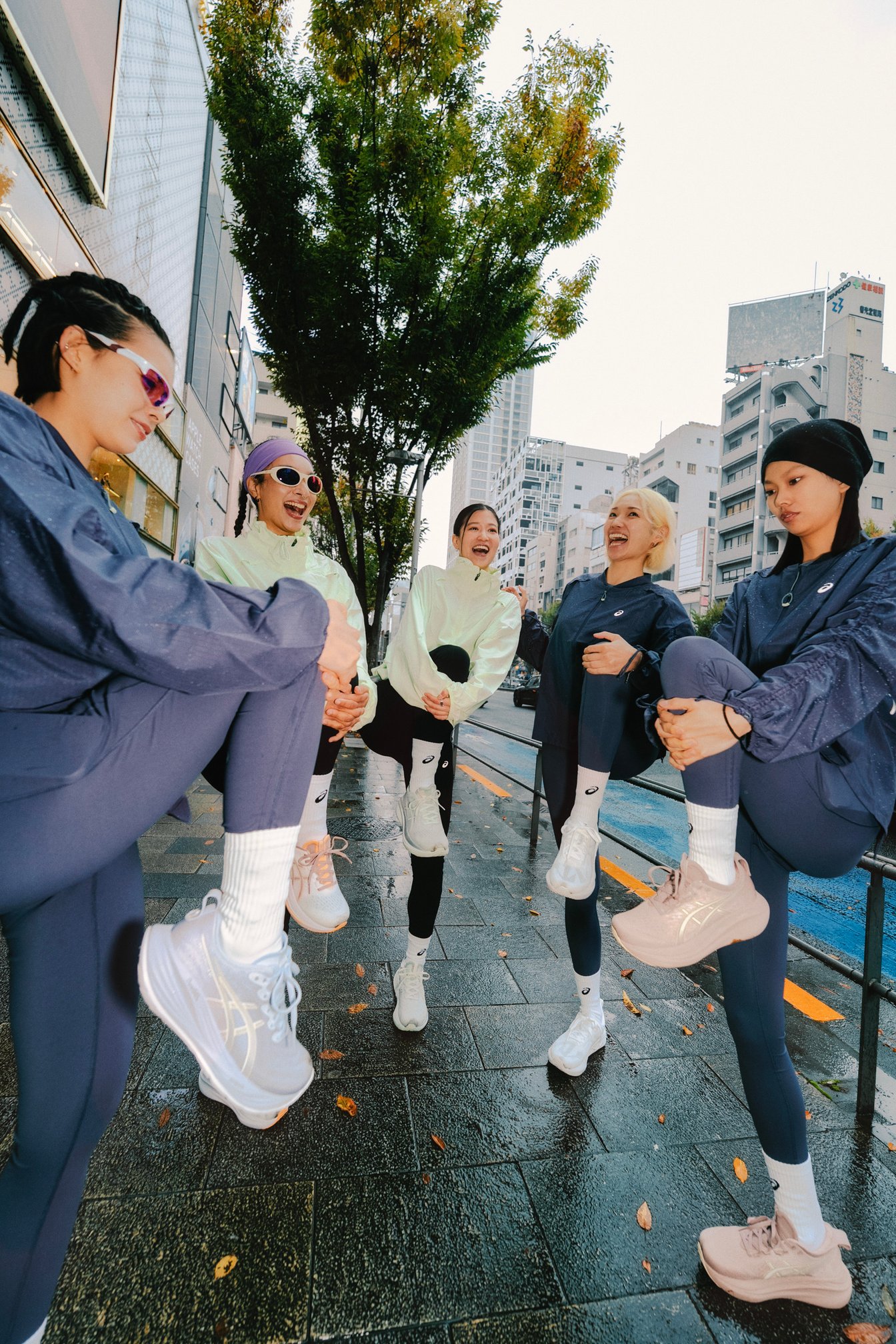 ランニング前のウォーミングアップをする様子