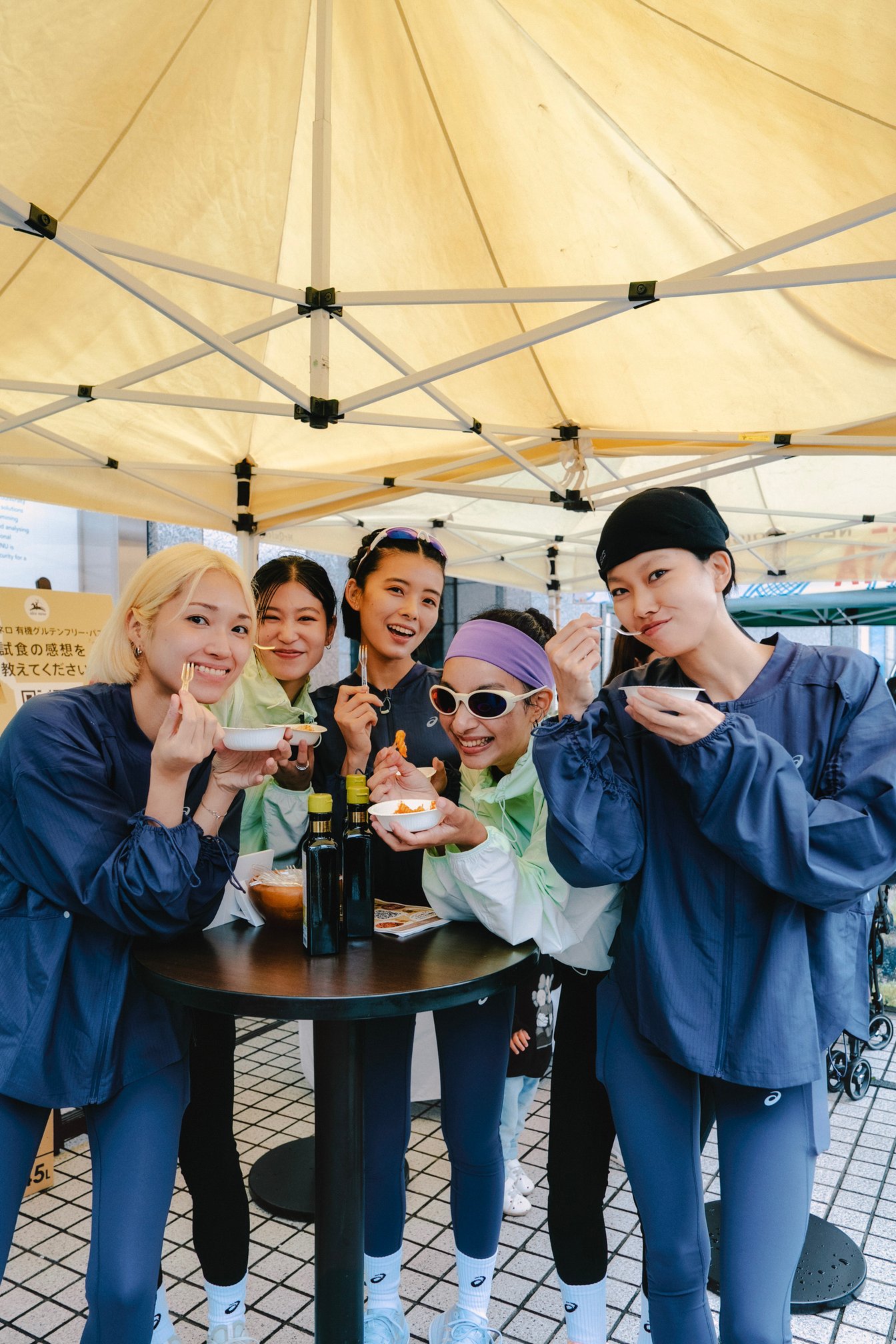 ファーマーズマーケットを楽しむ5人