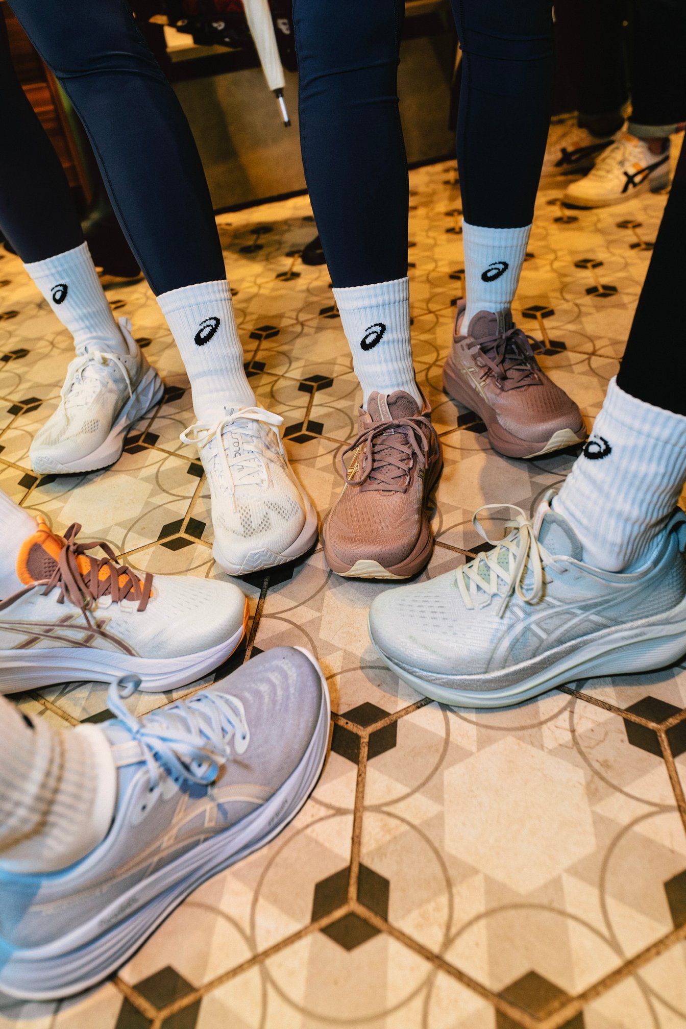 シューズを履いた足元