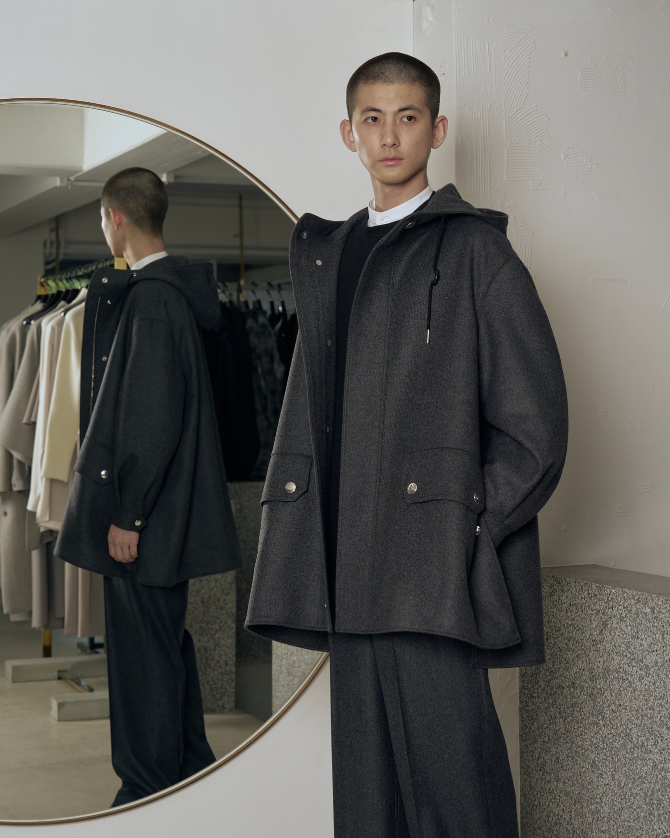 リラクスの洋服を着た男性モデル