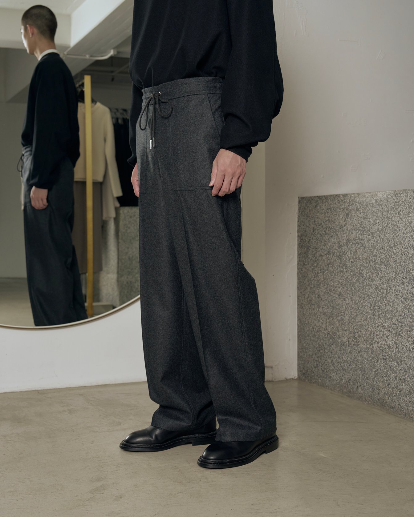 リラクスの洋服を着た男性モデル