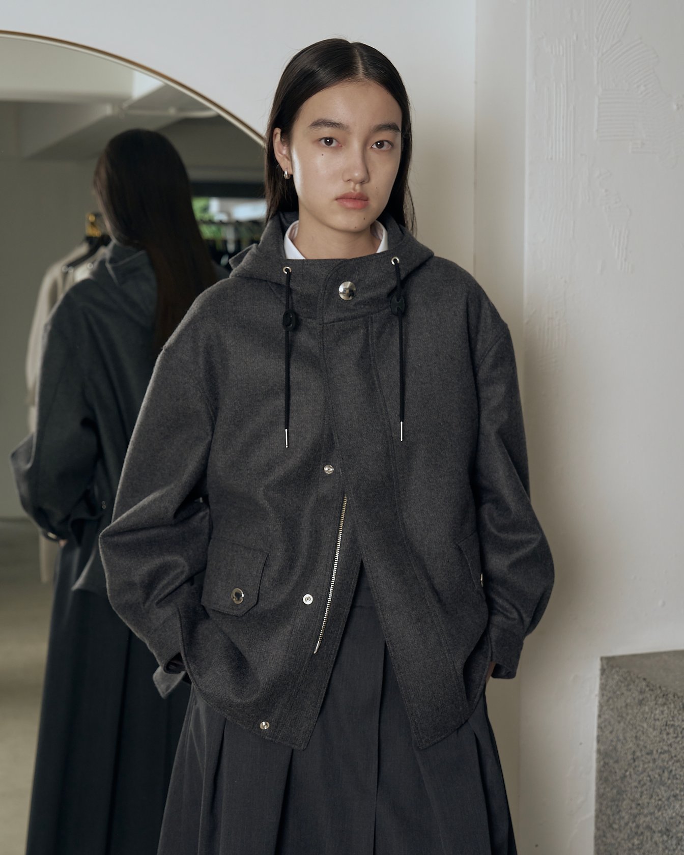 リラクスの洋服を着た女性モデル