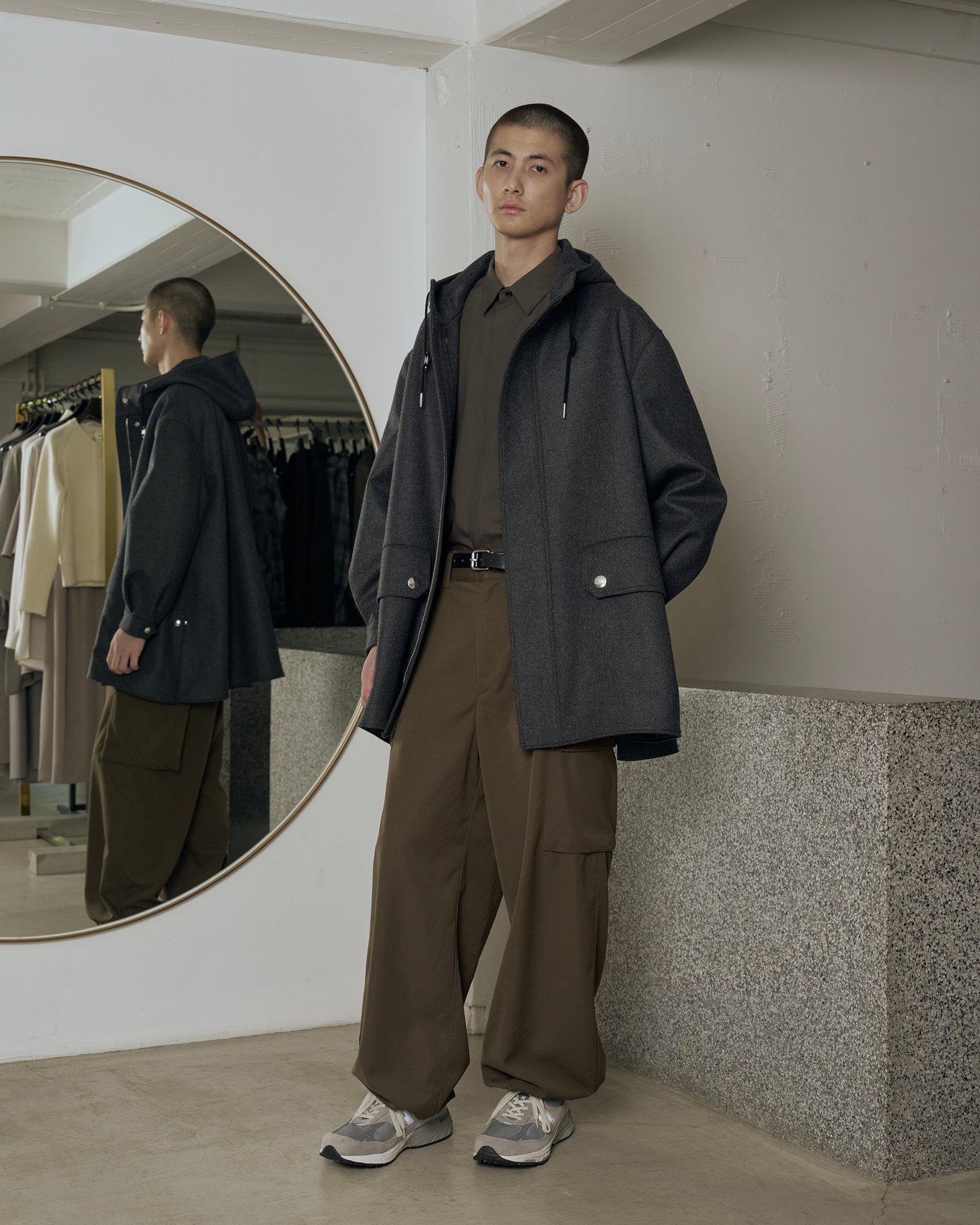 リラクスの洋服を着た男性モデル