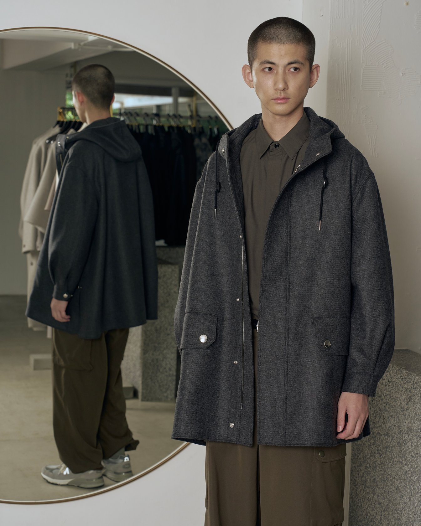リラクスの洋服を着た男性モデル
