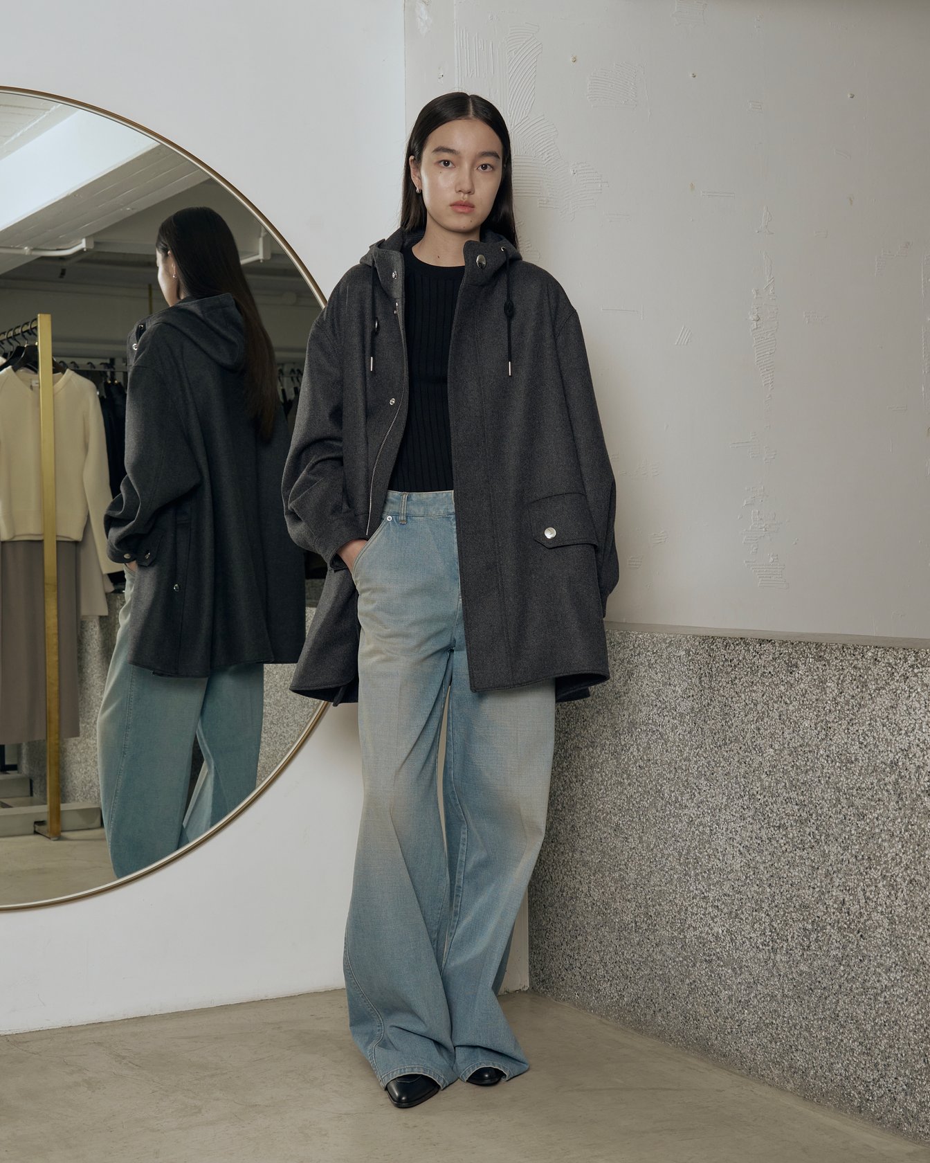 リラクスの洋服を着た男性モデル