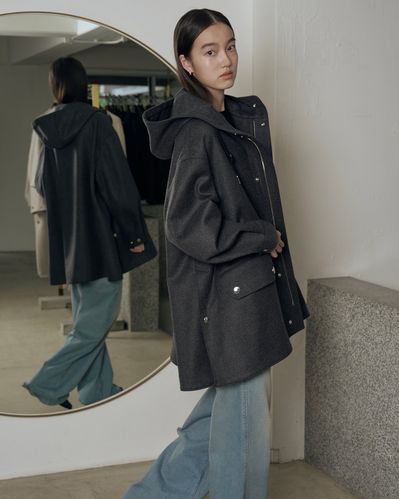 リラクスの洋服を着た女性モデル