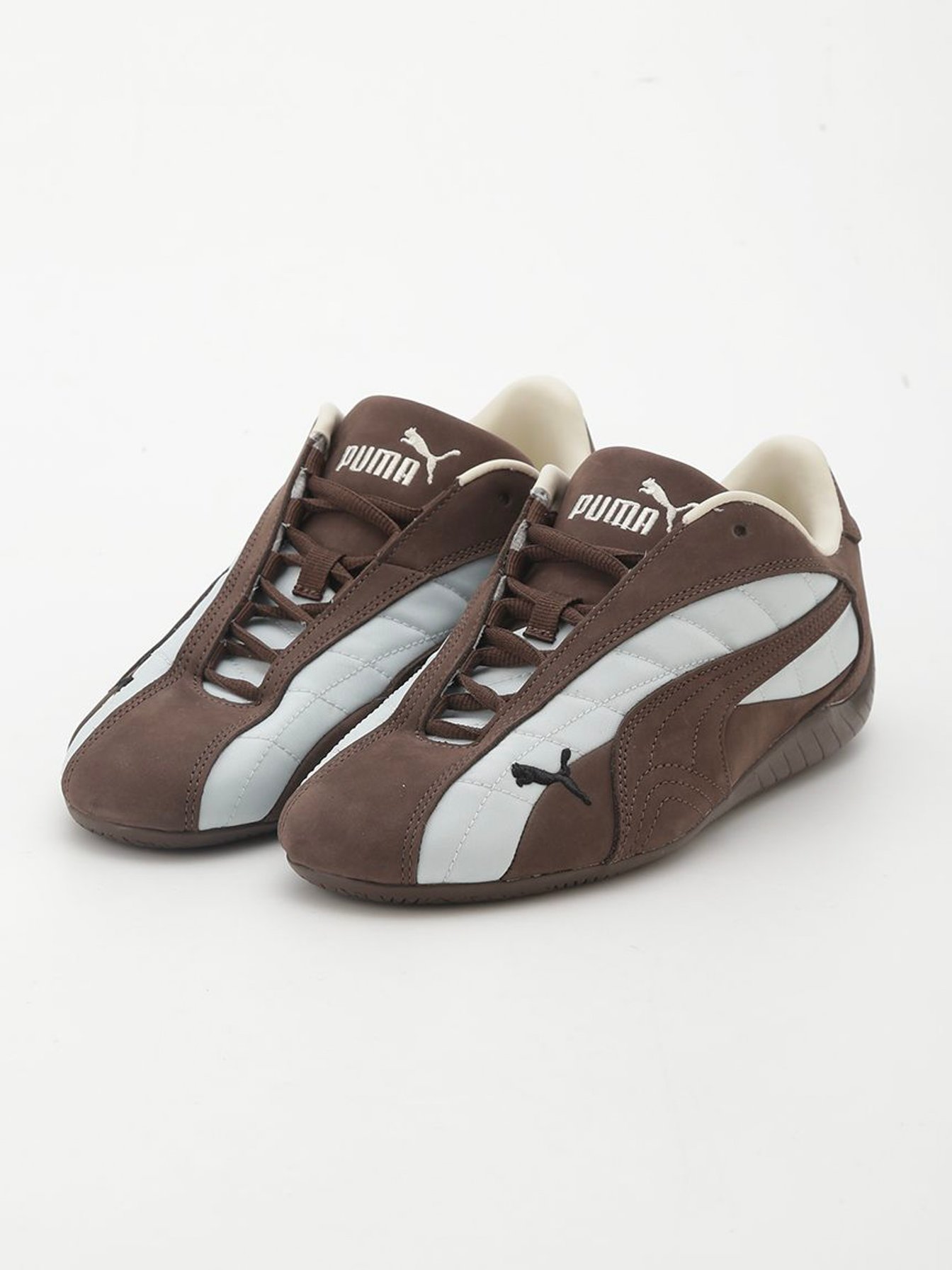 ブラウンのスニーカー