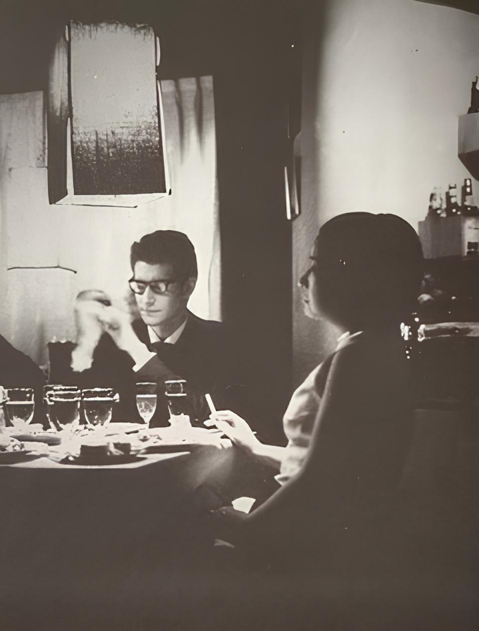 テーブルにつくイヴ・サンローランと川添梶子