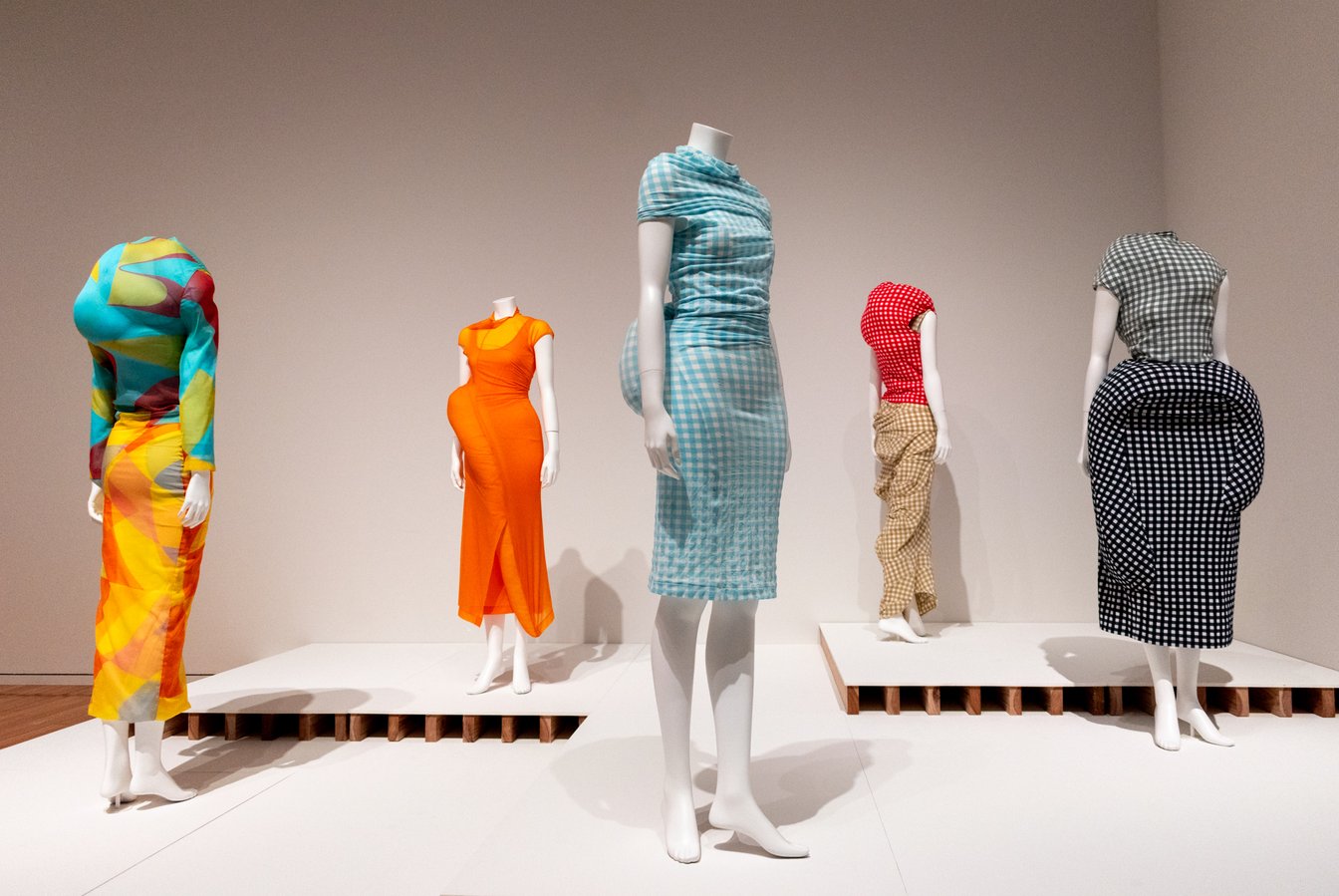 「LOVEファッション─私を着がえるとき」展の展示風景