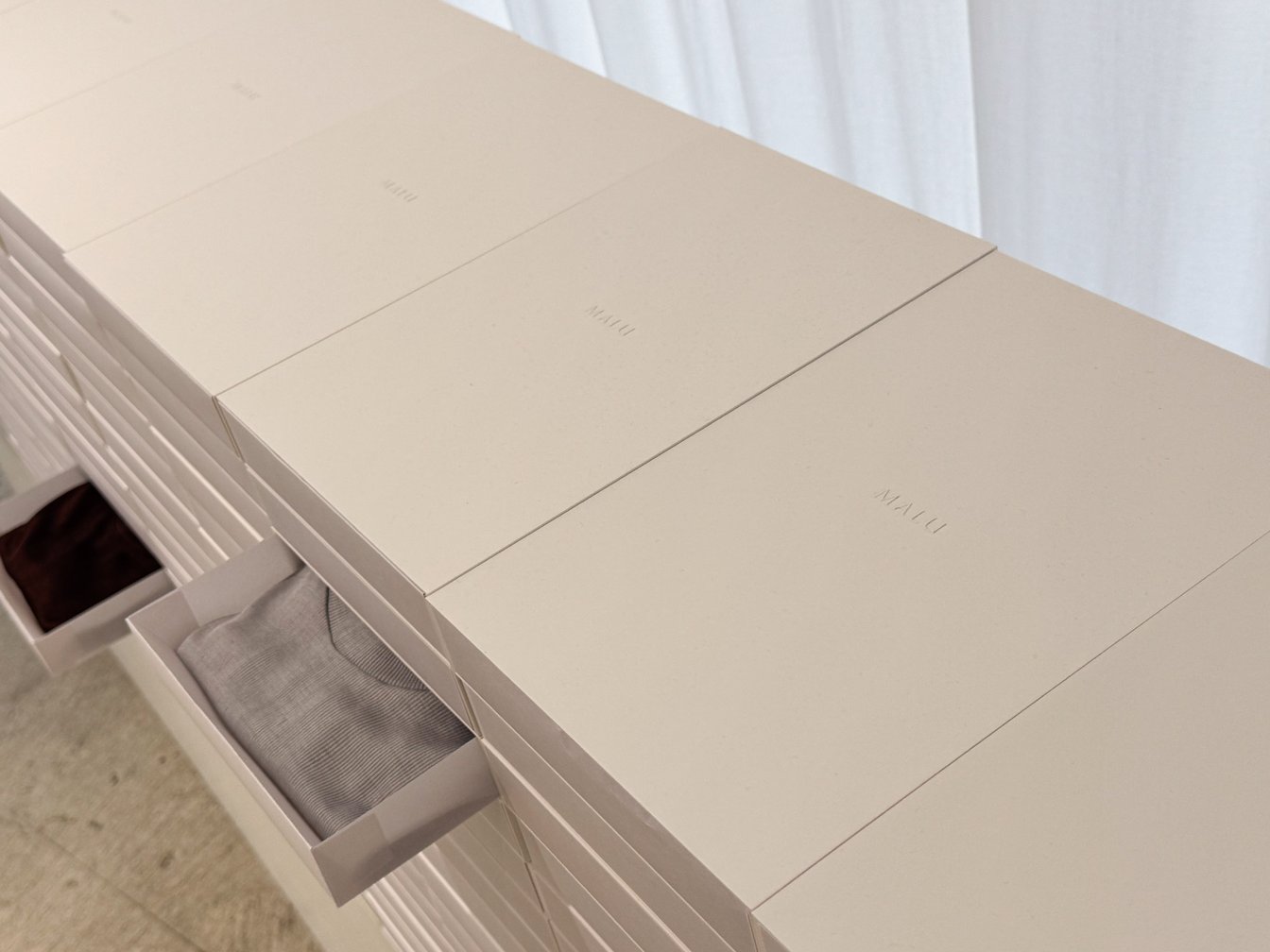 白いパッケージ