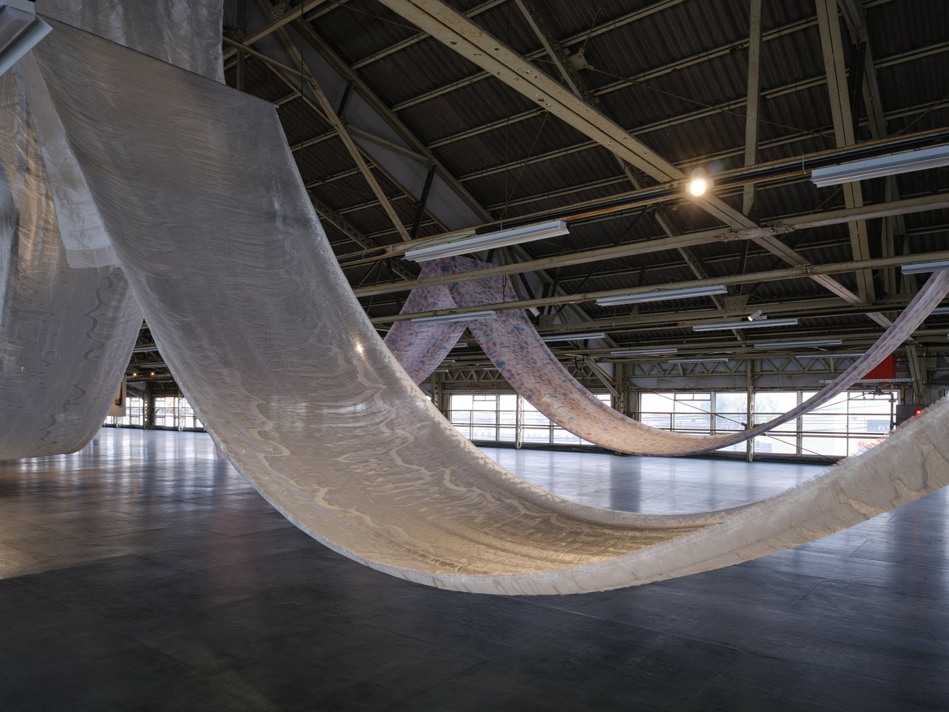 2026年春夏コレクションのプロトタイプの生地の展示