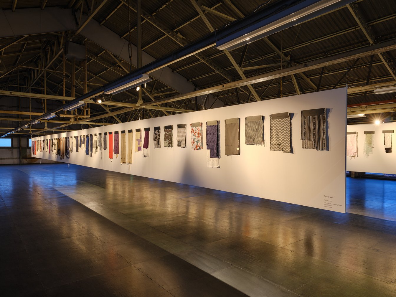 過去10年間のアーカイヴ生地が並ぶ「Mame Kurogouchi: Notes on Fabric」展の様子