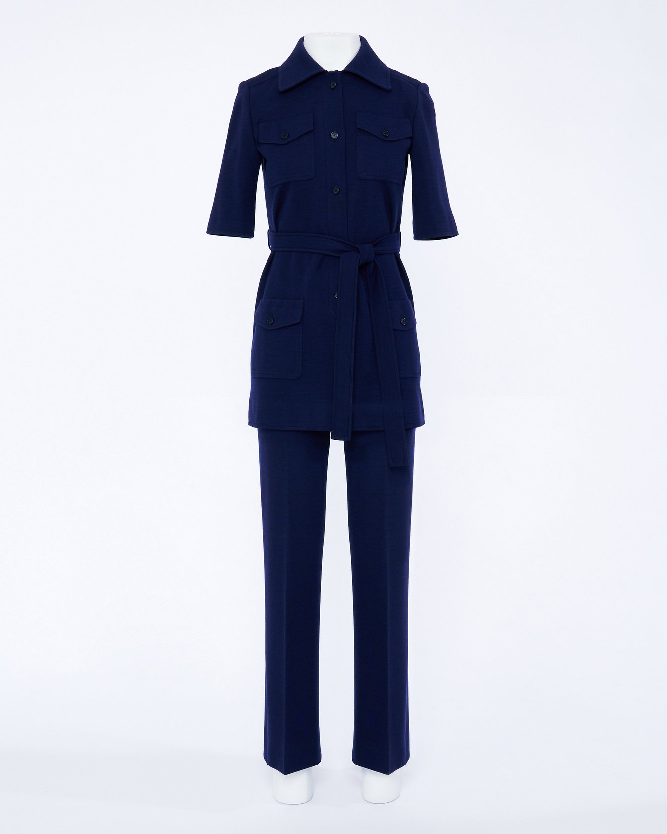 ネイビーのパンタロンスーツ