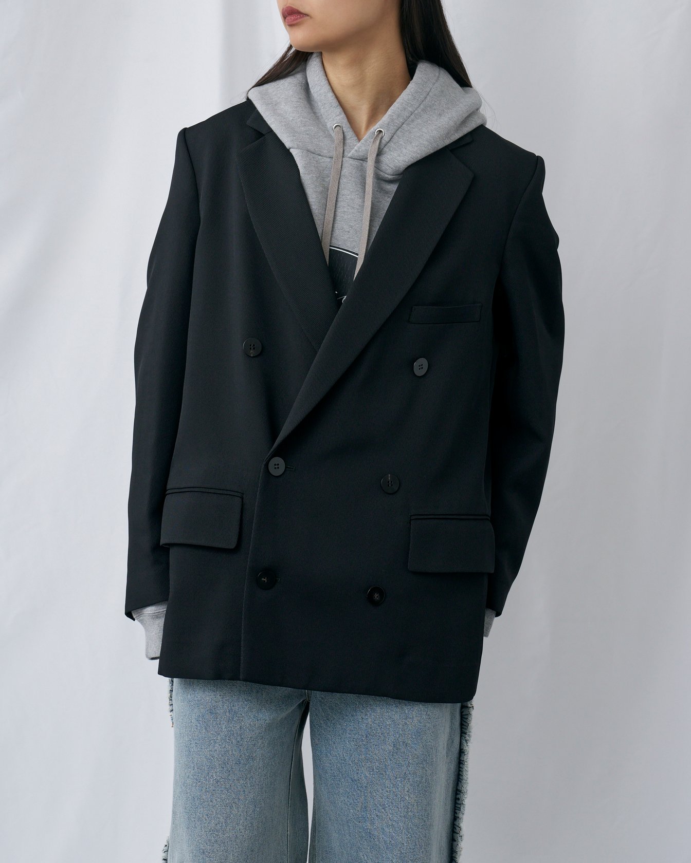 オーバーコートのジャケットを着たモデル