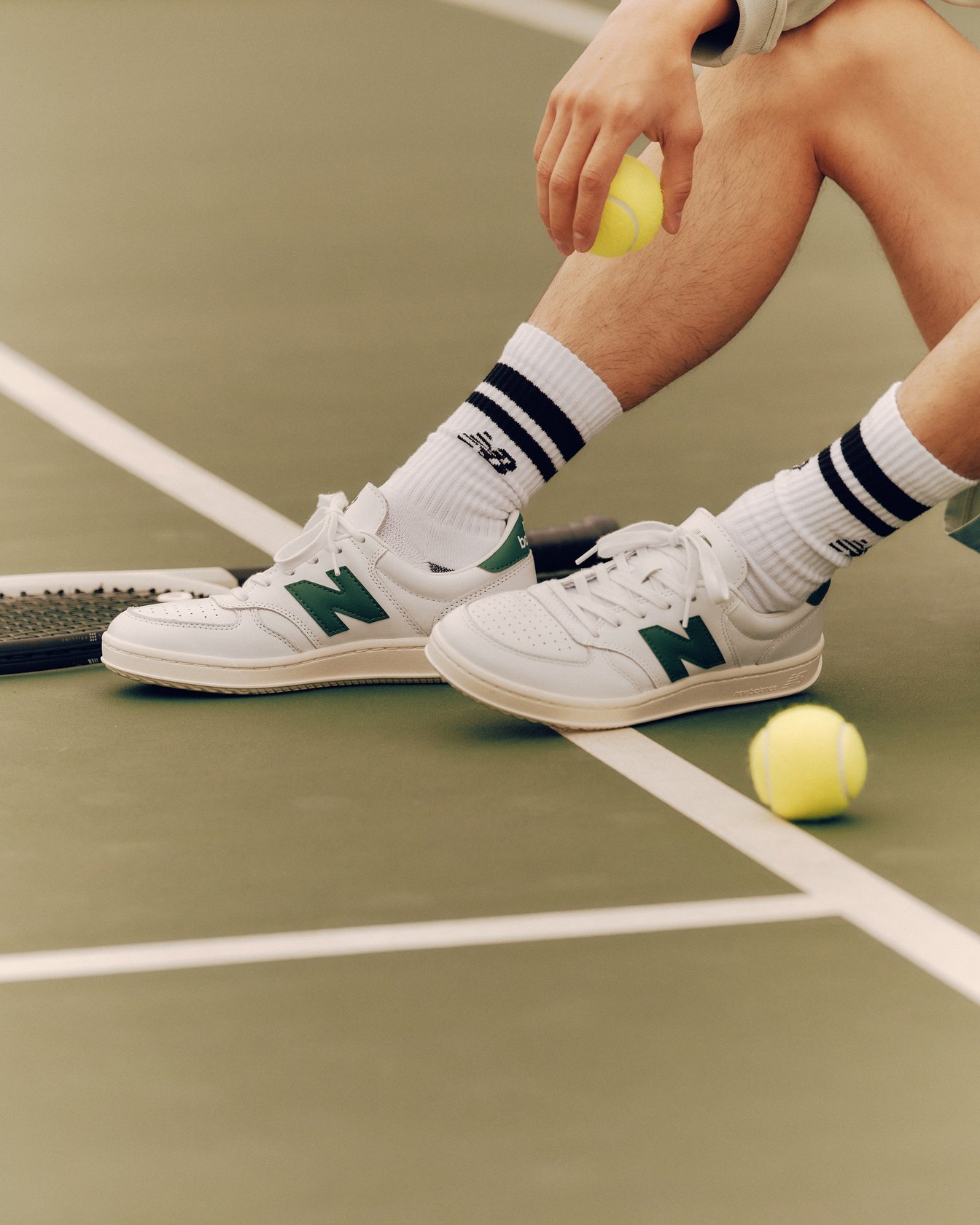 シューズを履いた足元