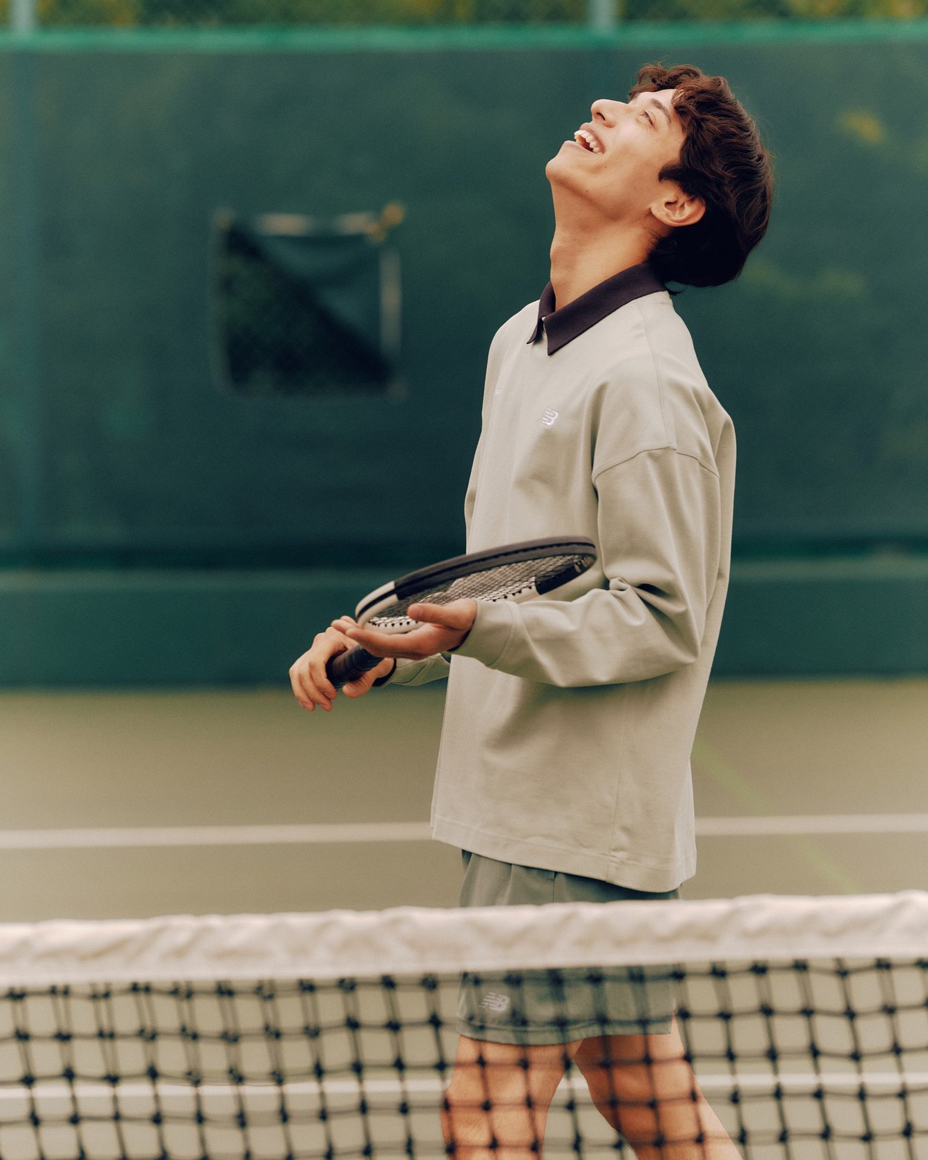 シューズを履いた足元