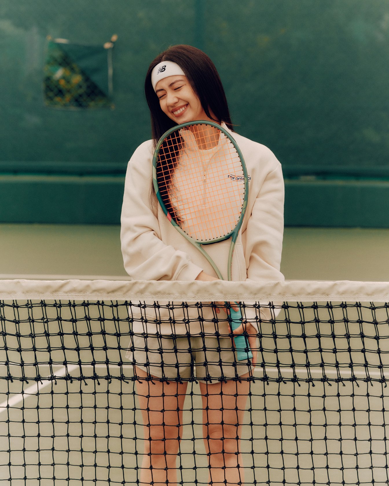 テニスラケットを持ったモデル