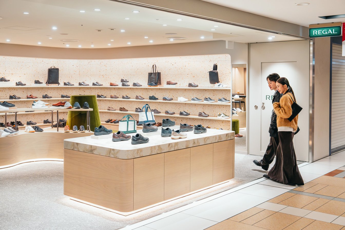 REGAL ヤエチカに入店するモデル2人