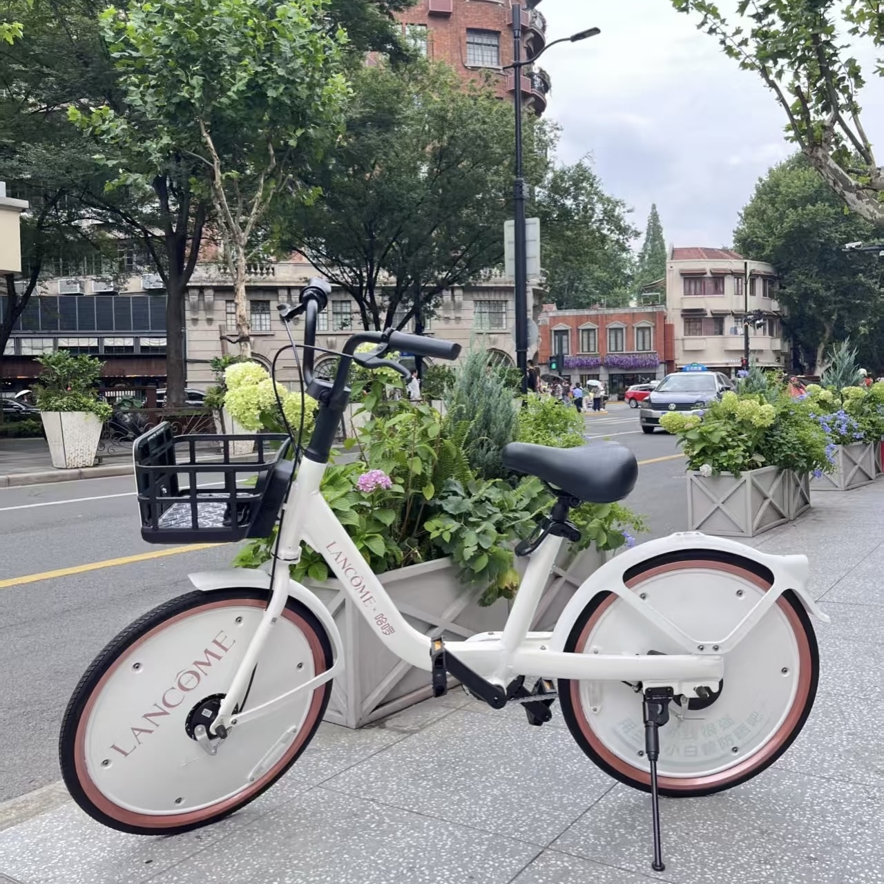 LANCOMEとHelloRideがコラボした白い自転車