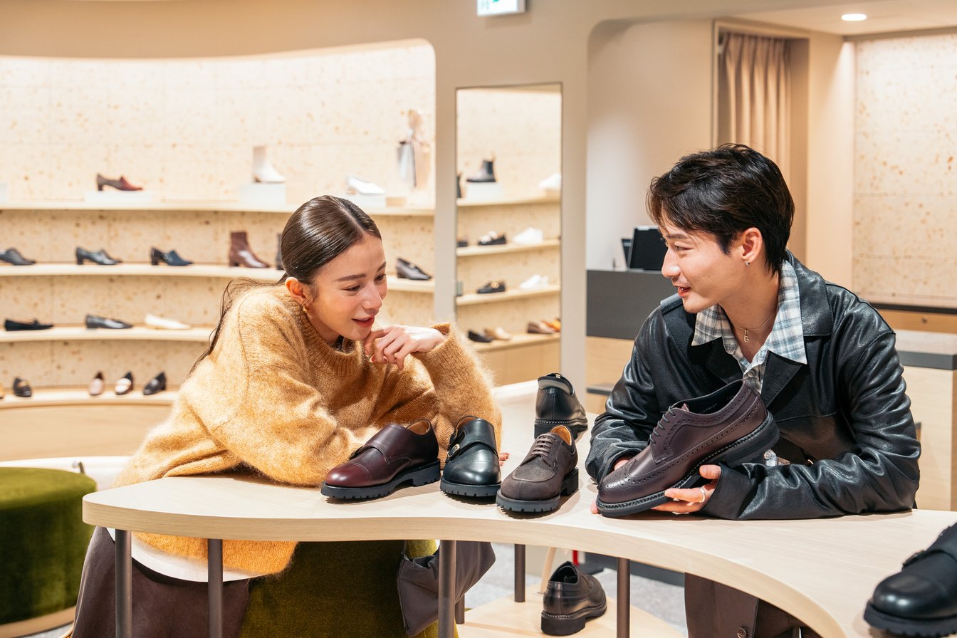 店内で革靴を眺めるモデル2人