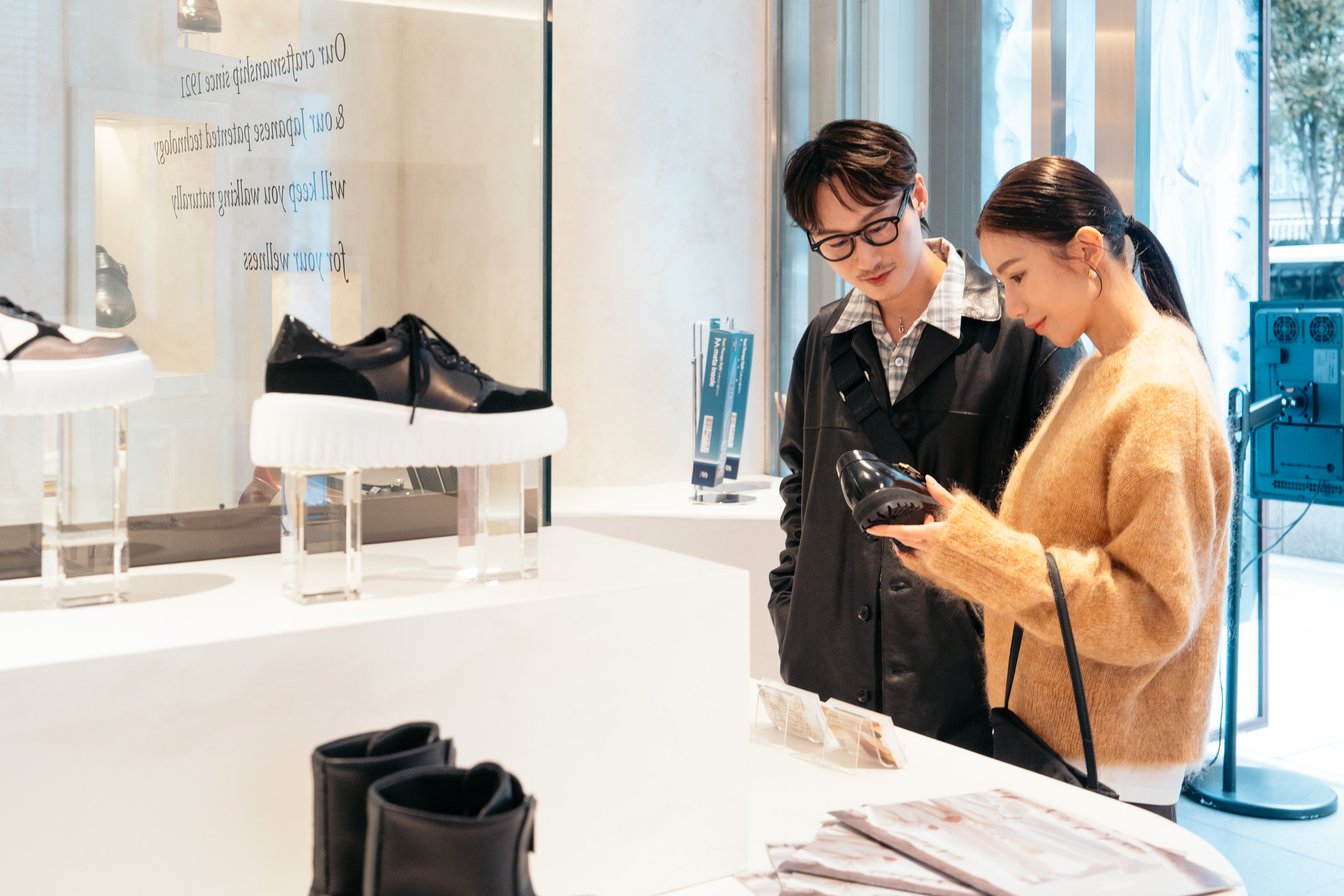 マドラス 銀座店にいる二人