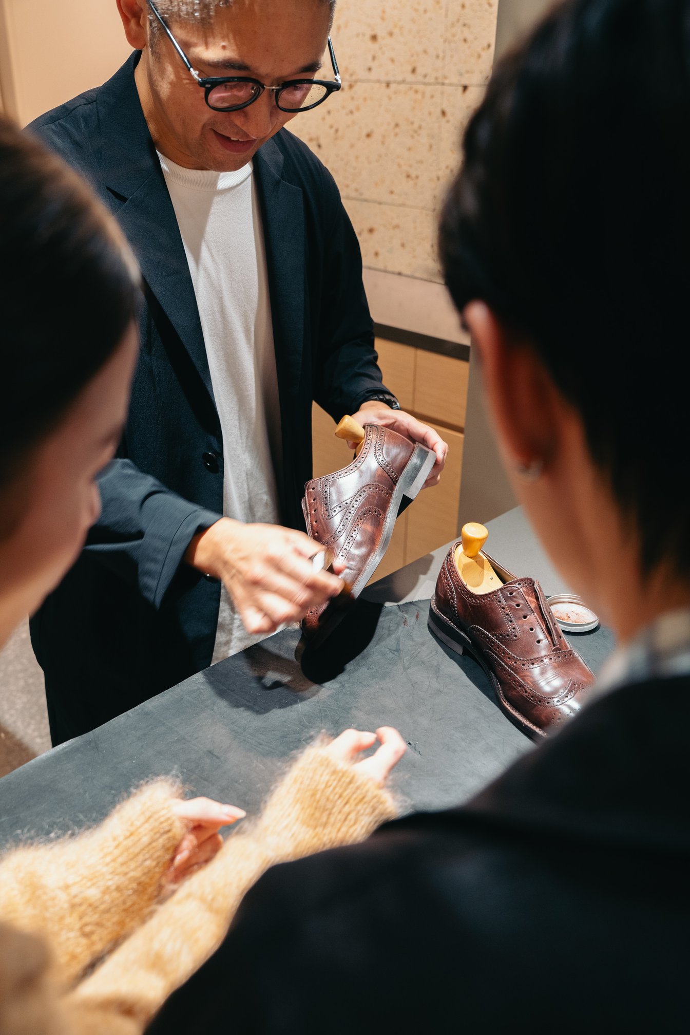 靴磨きのサービスを受ける様子