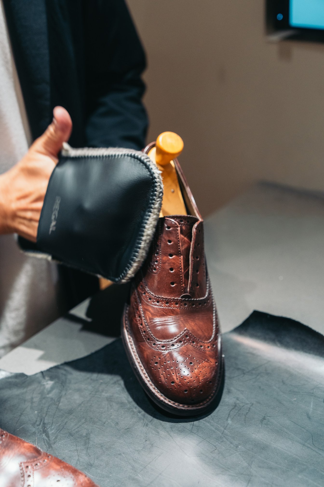 靴磨きのサービスを受ける様子