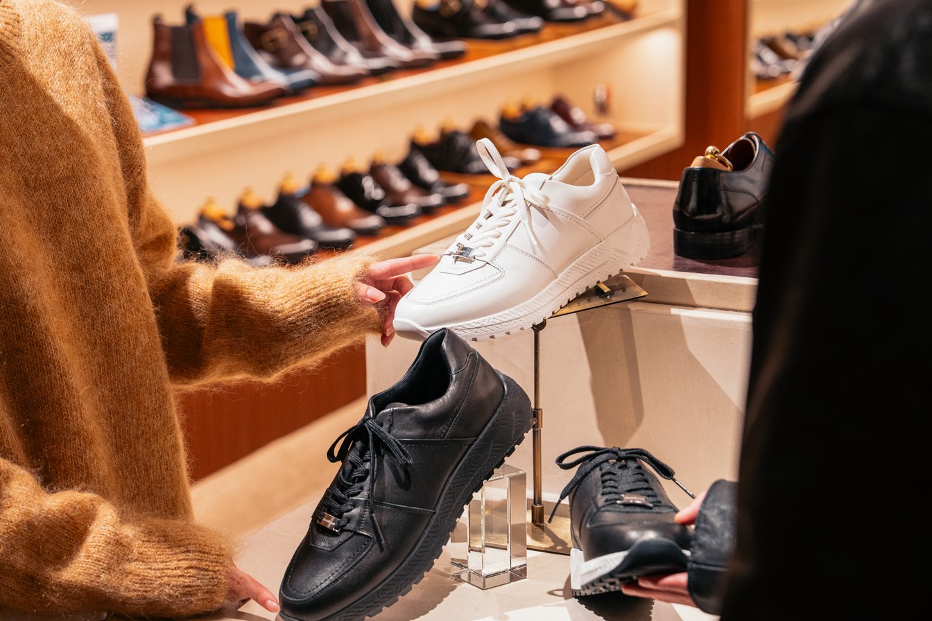 店頭に並んだレザースニーカー