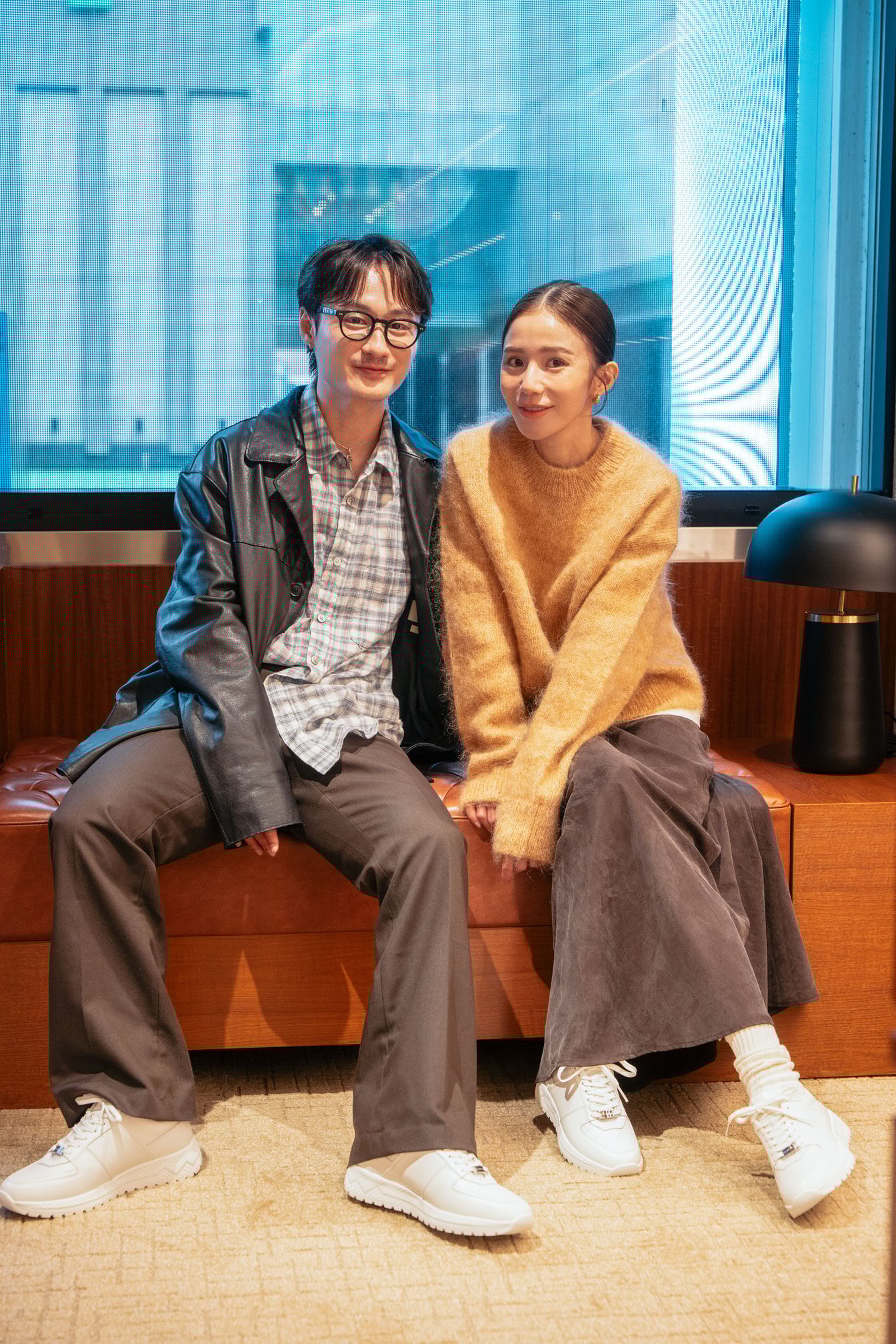 白いスニーカーを履いたモデル2人