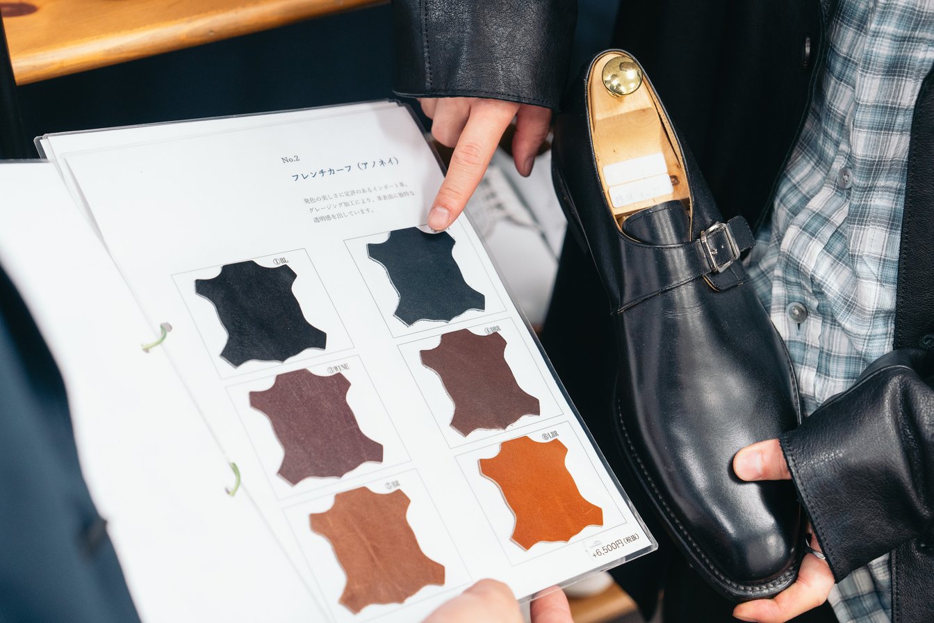 ショーンハイトコンビネーションオーダーで革を選んでいる様子
