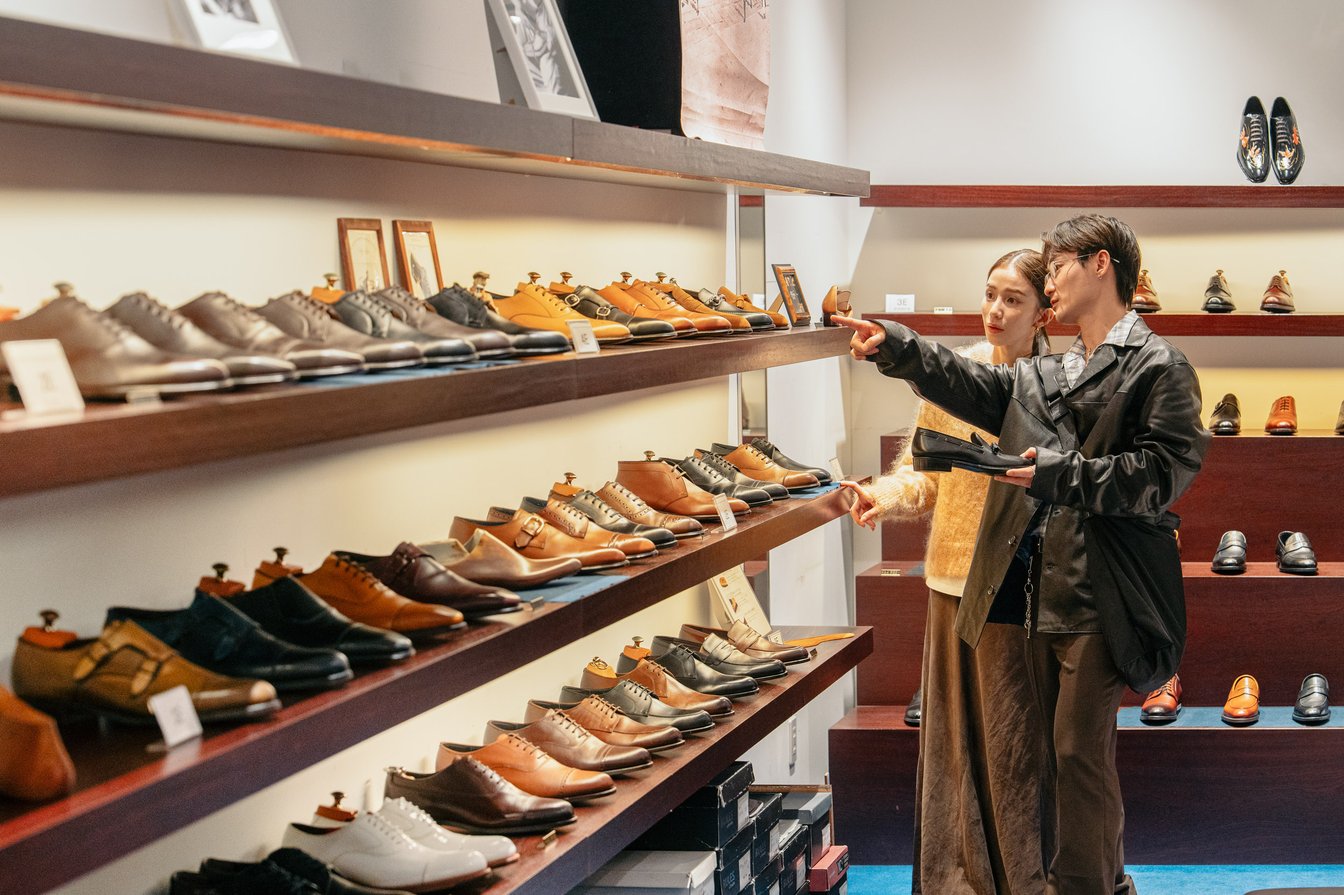 革靴を見る2人
