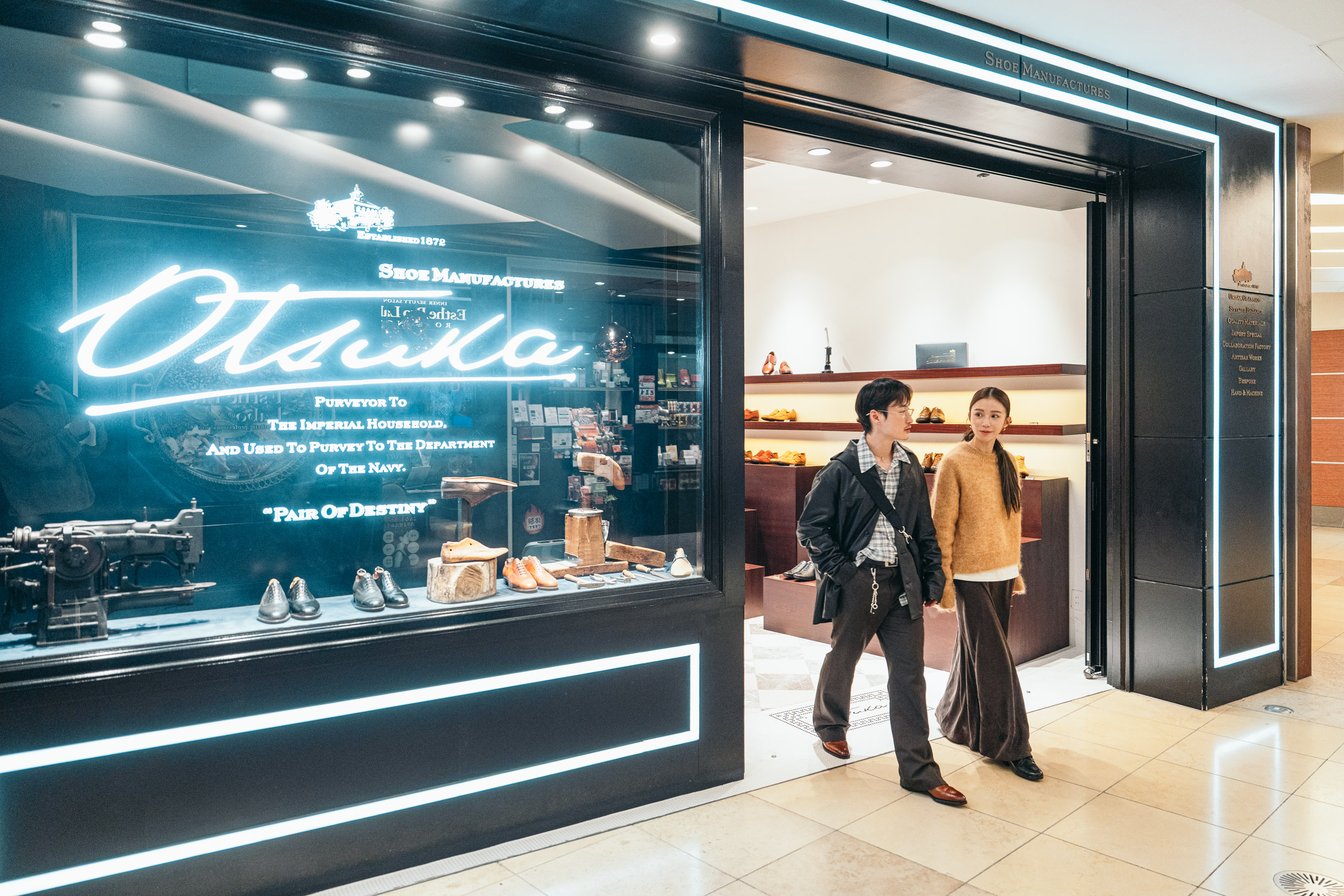 店舗から出てくる2人