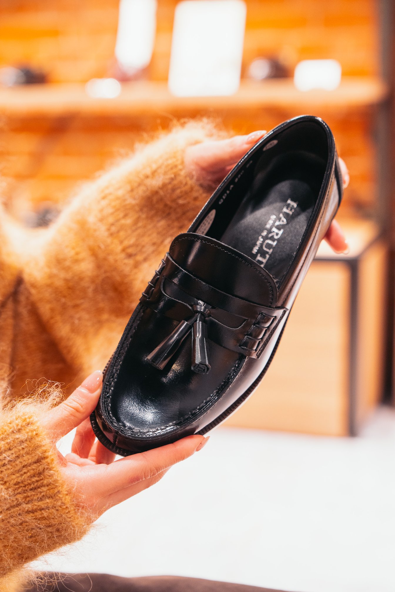 ローファーにホースビットを取り付けている様子