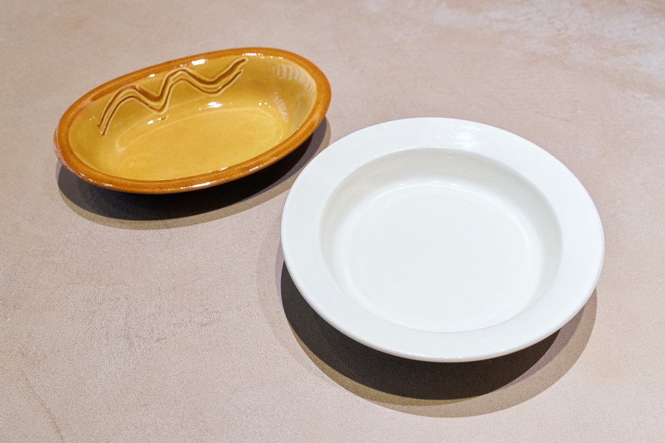 オレンジ色の器と白い器