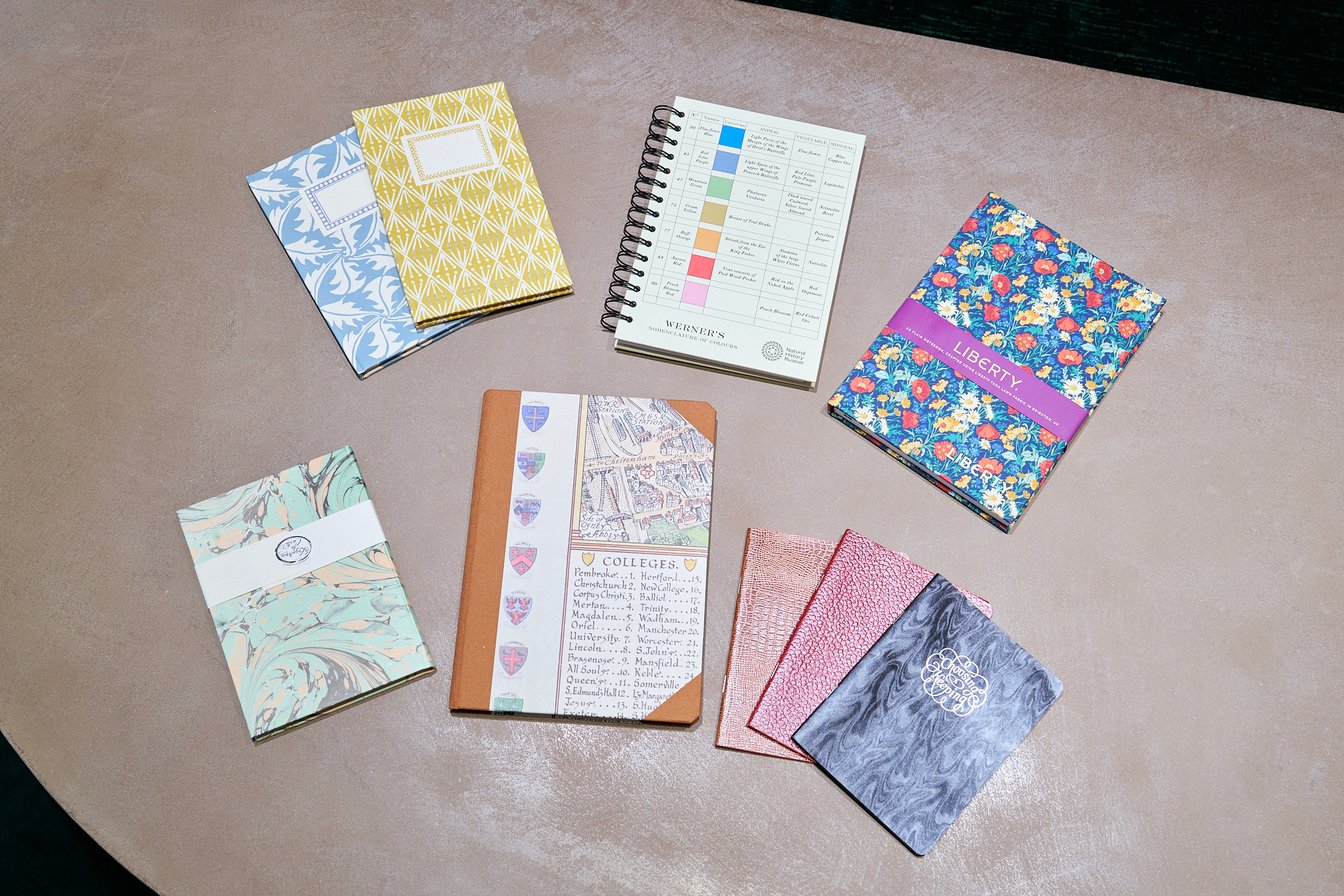 机に並べられたノート