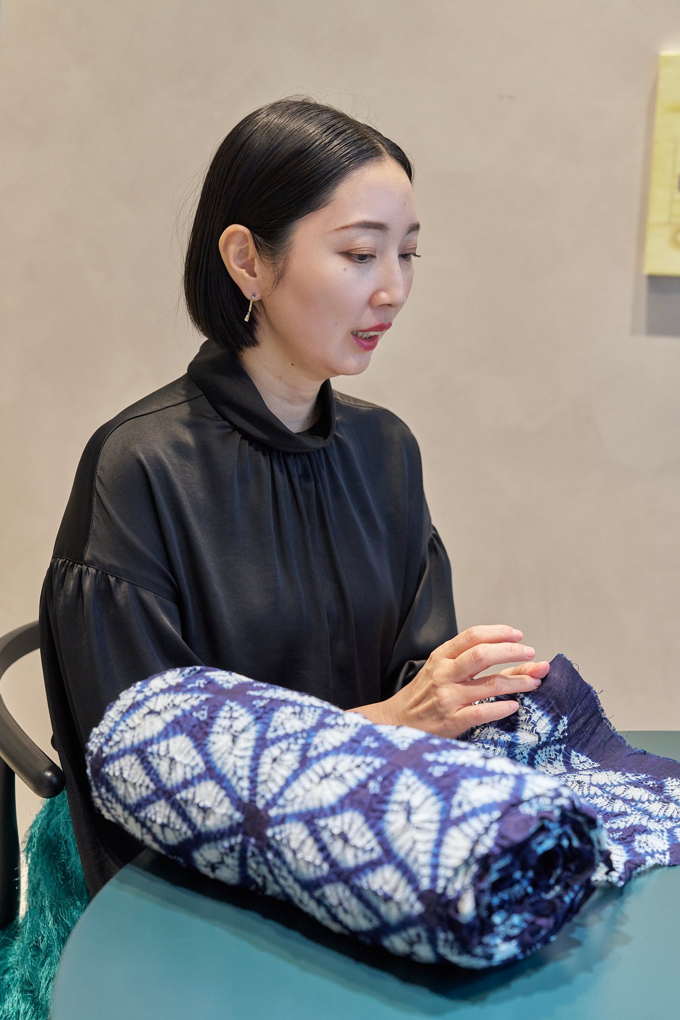 反物を手にインタビューに答える山内マリコ