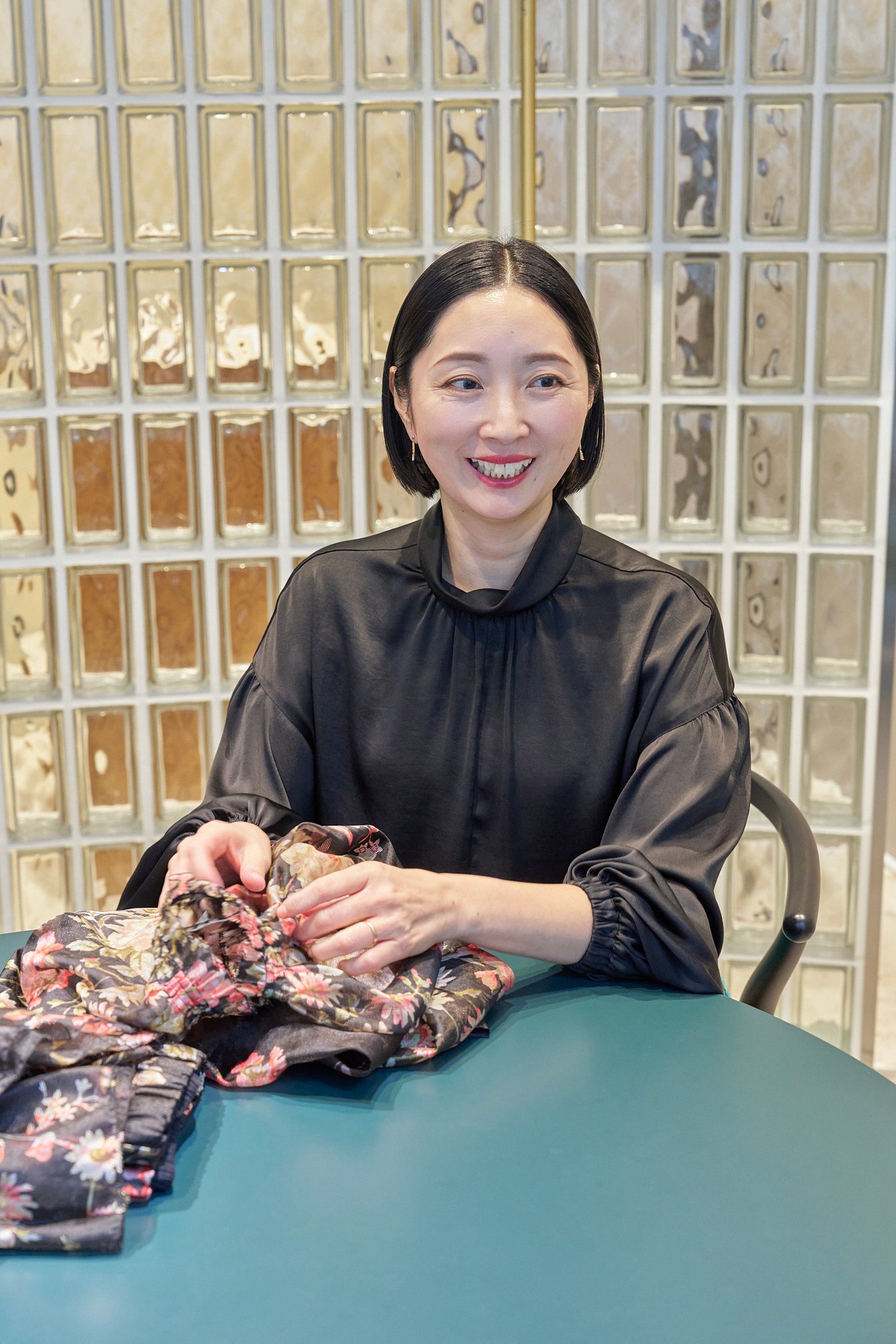 服を手に話す山内マリコ