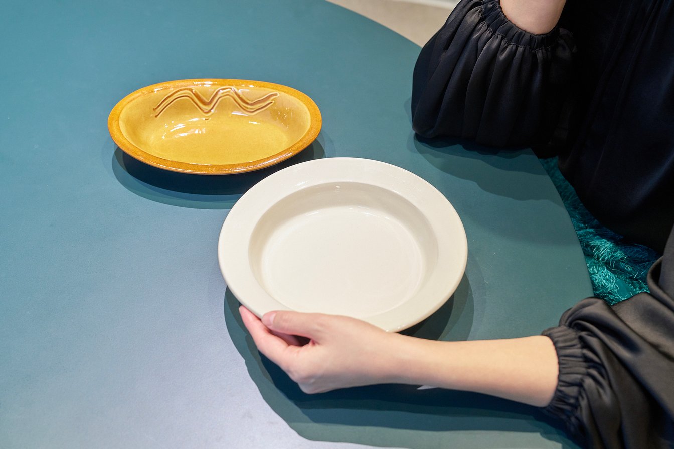 白い器を持った手元