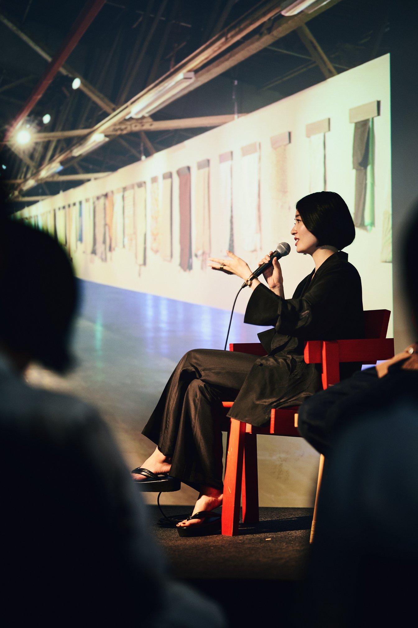 マイクを持って話す黒河内真衣子