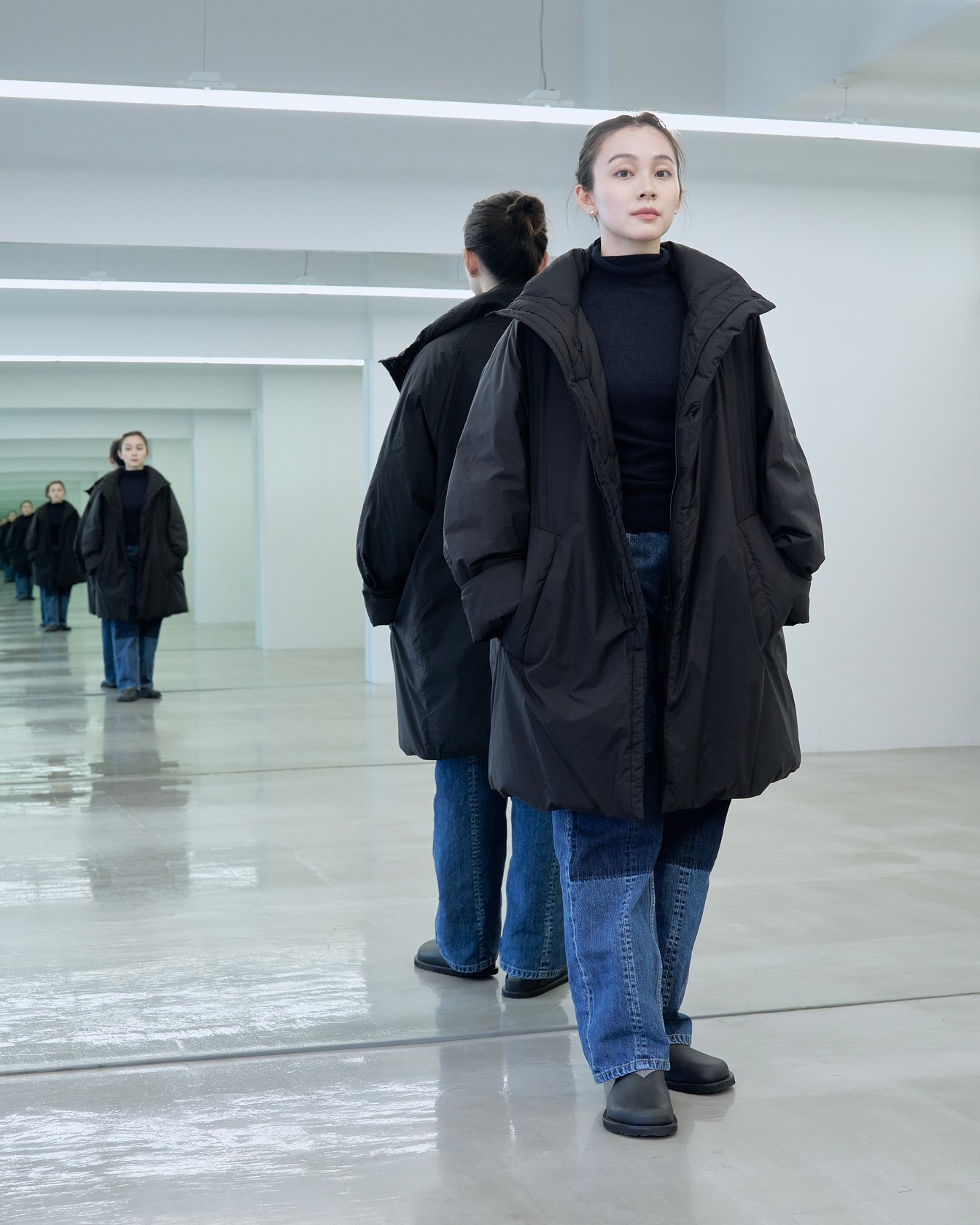 テアトラのダウンアウター「ミュートスコープ L/S」を着用した女性モデル