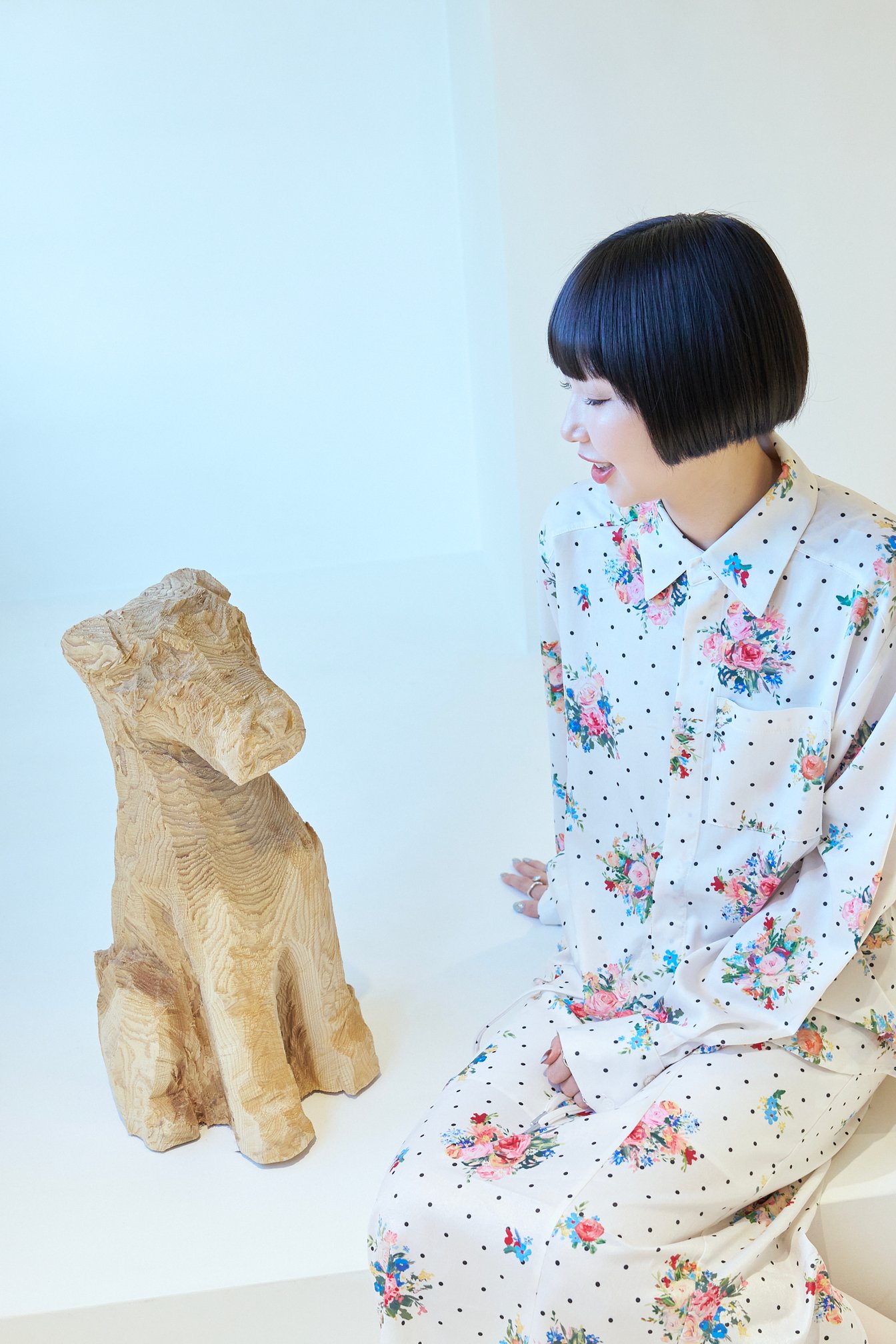 木彫りの犬とあさぎーにょ