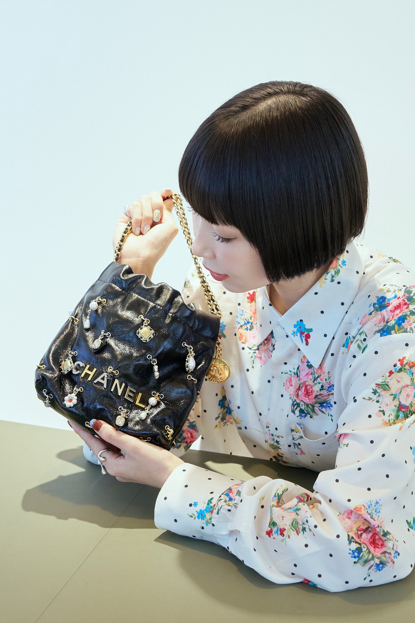 シャネルのハンドバッグを持つあさぎーにょ