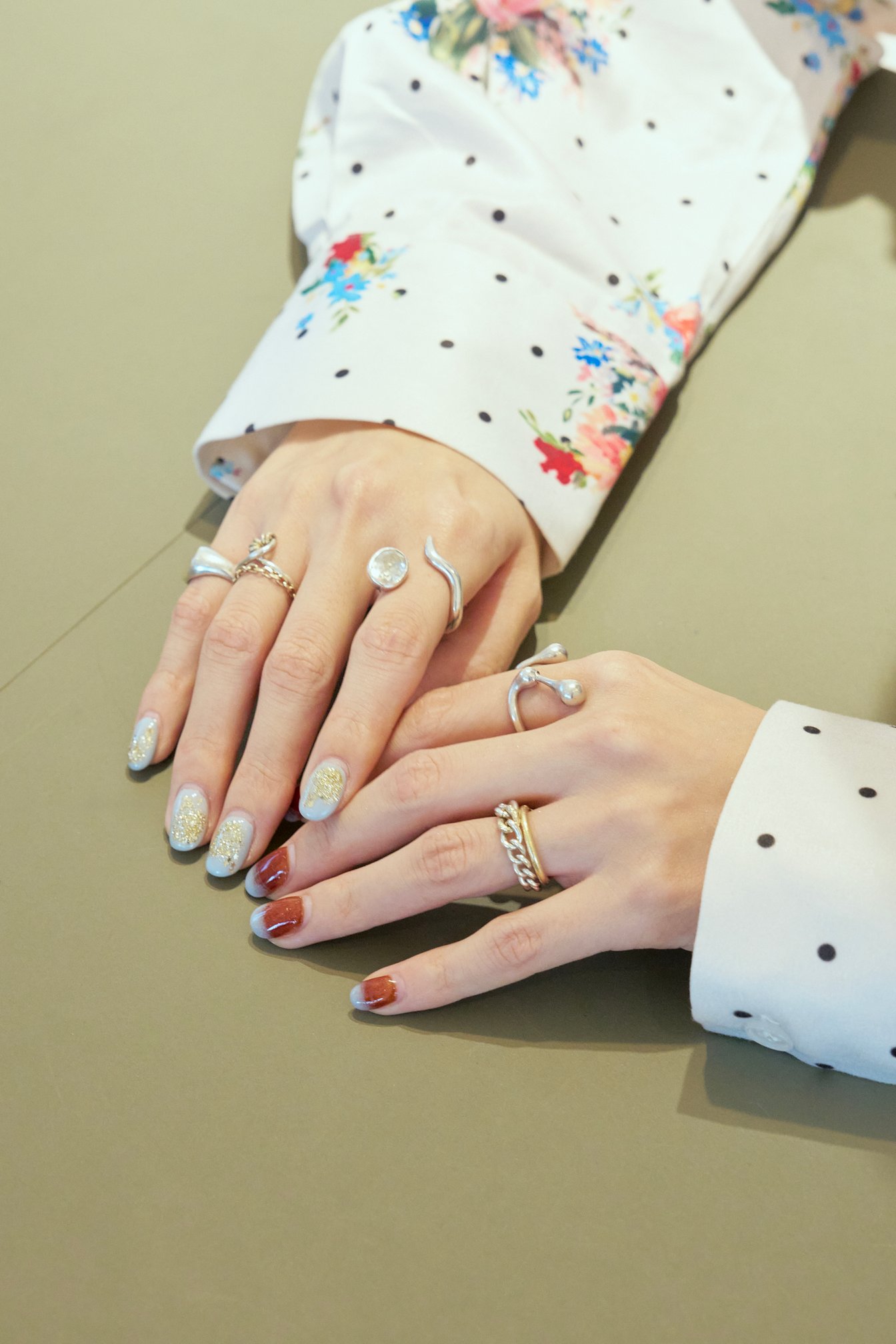 リングをつけた手