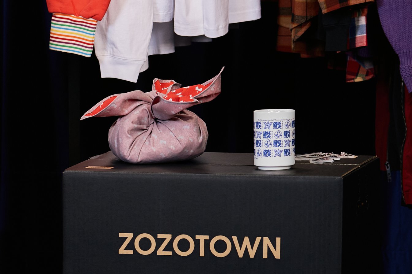 風呂敷と湯呑み