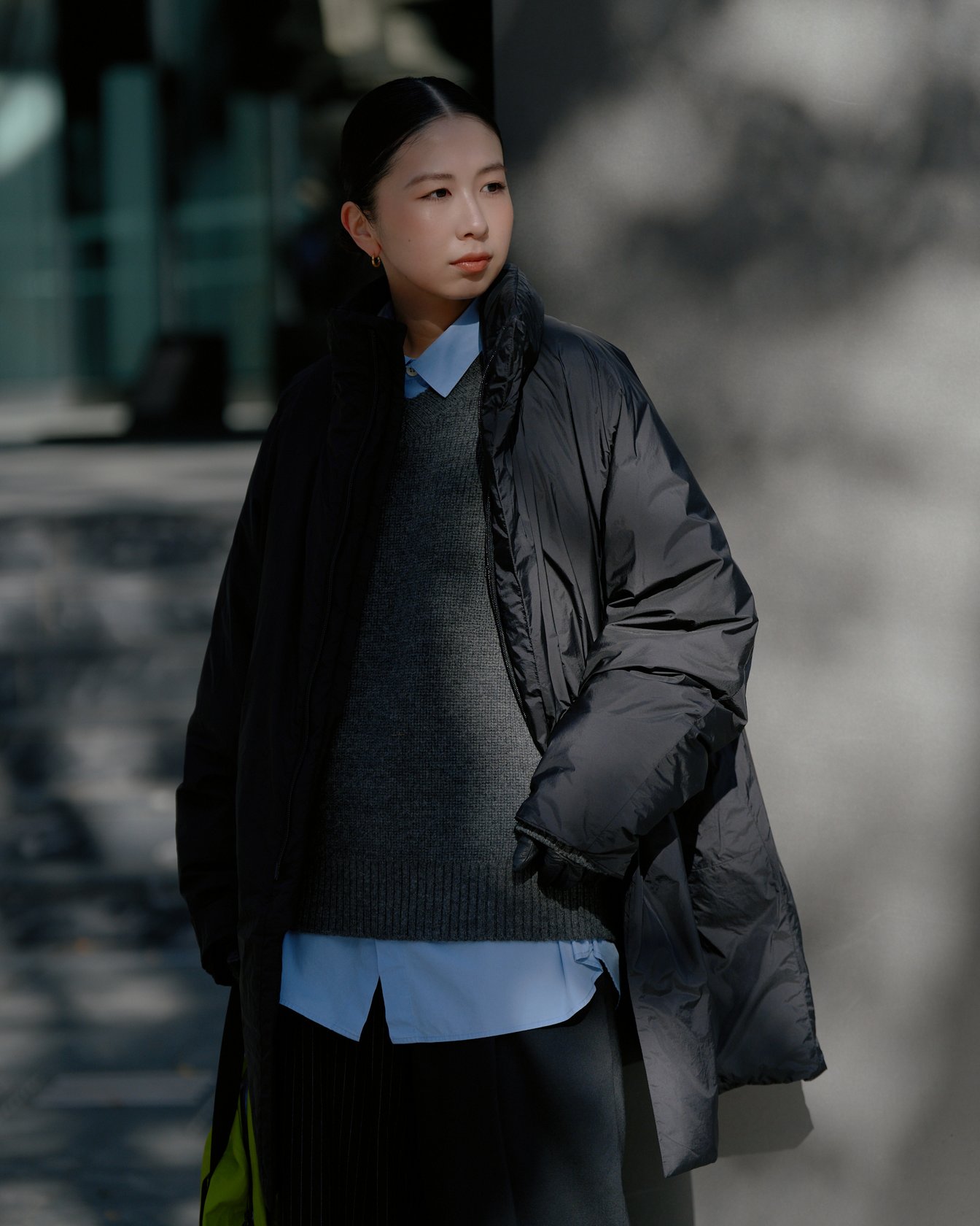 テアトラのロングコートを着たモデル