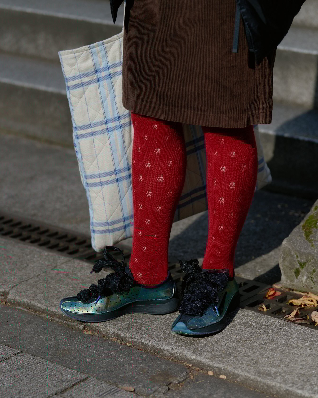 テアトラのショートコートを着たモデル